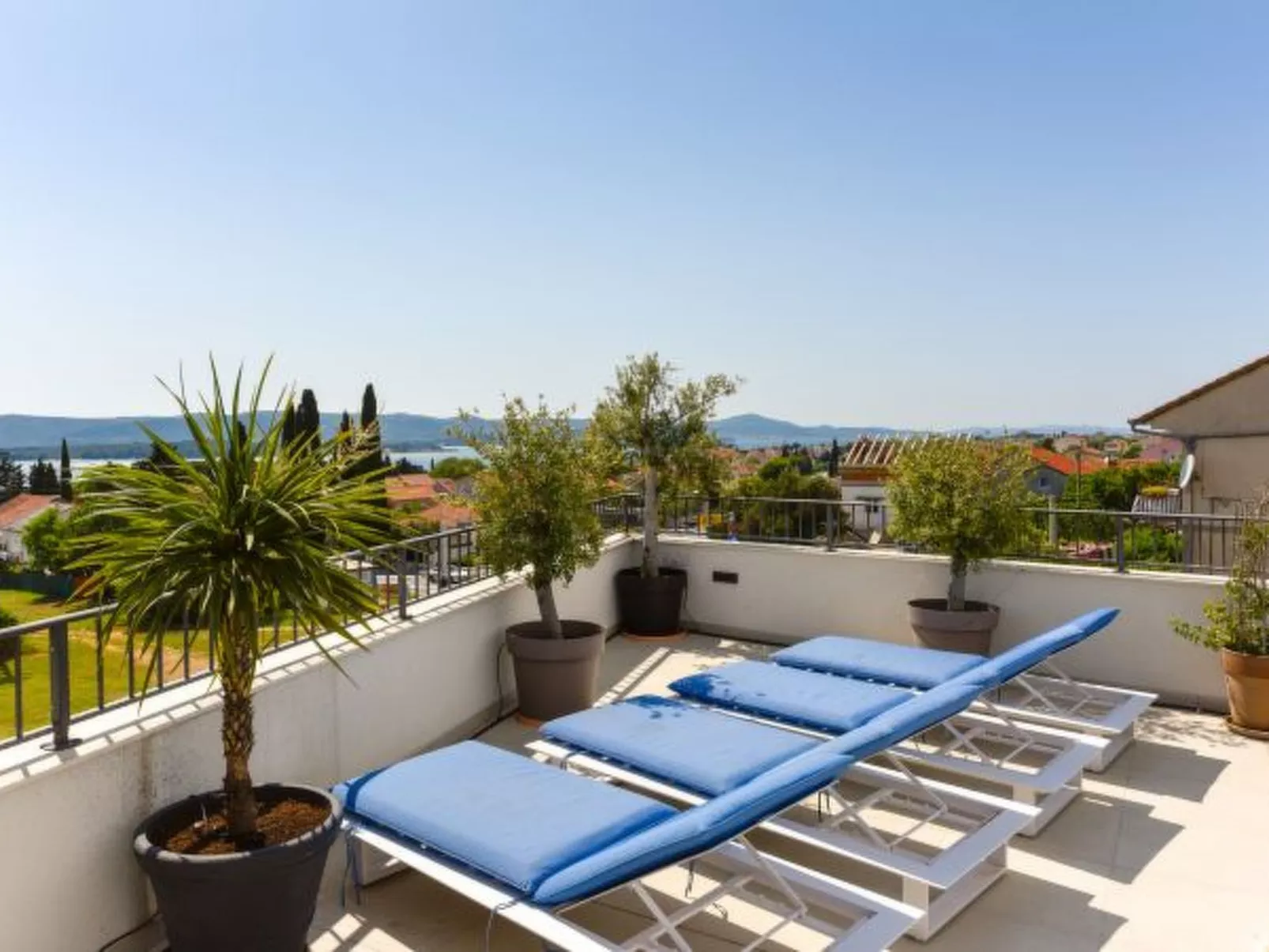 Villa Azzuro with jacuzzi and pool - Image-tags.info