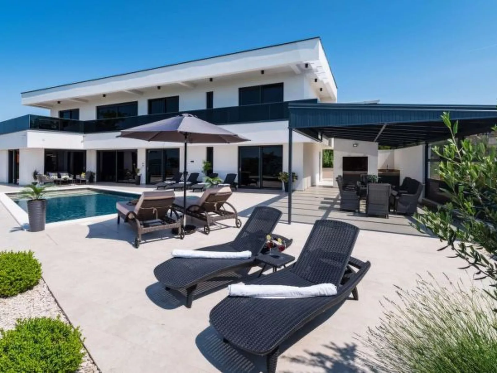 Villa Royal Hill with pool - Image-tags.info