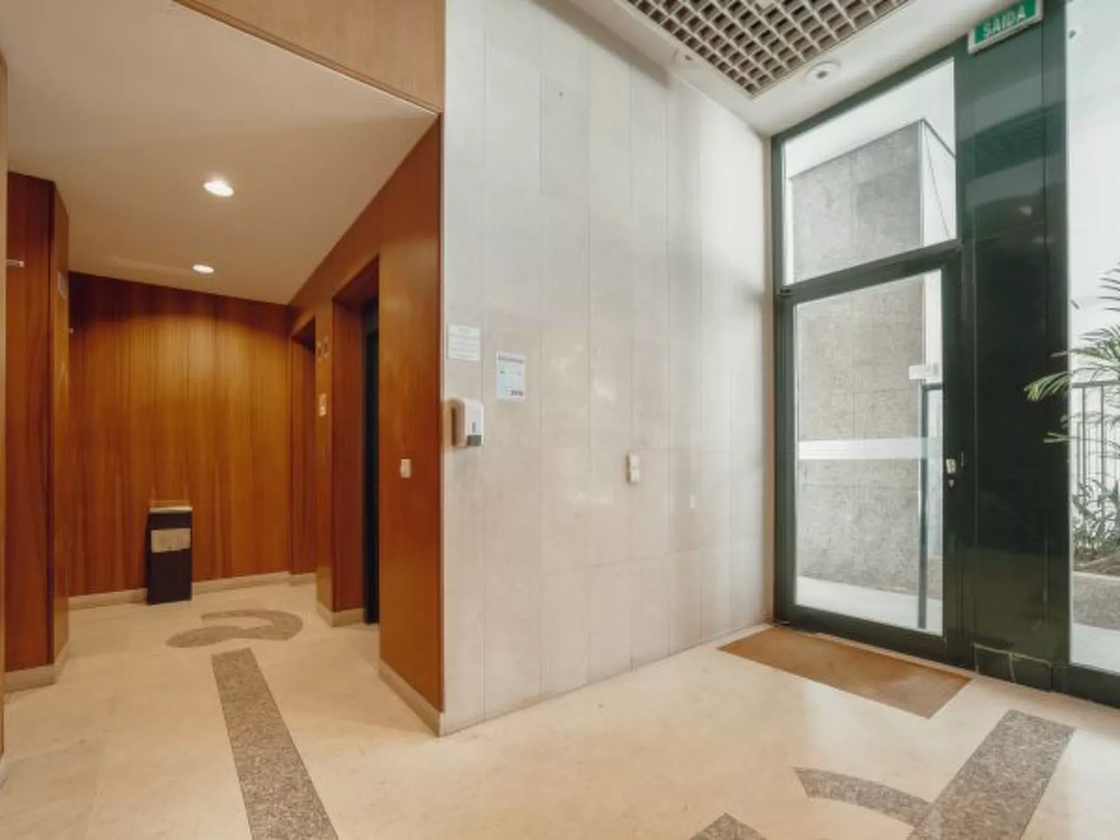 DOWNTOWN GRAND TOWER VIEW by VACATIONY - Binnen