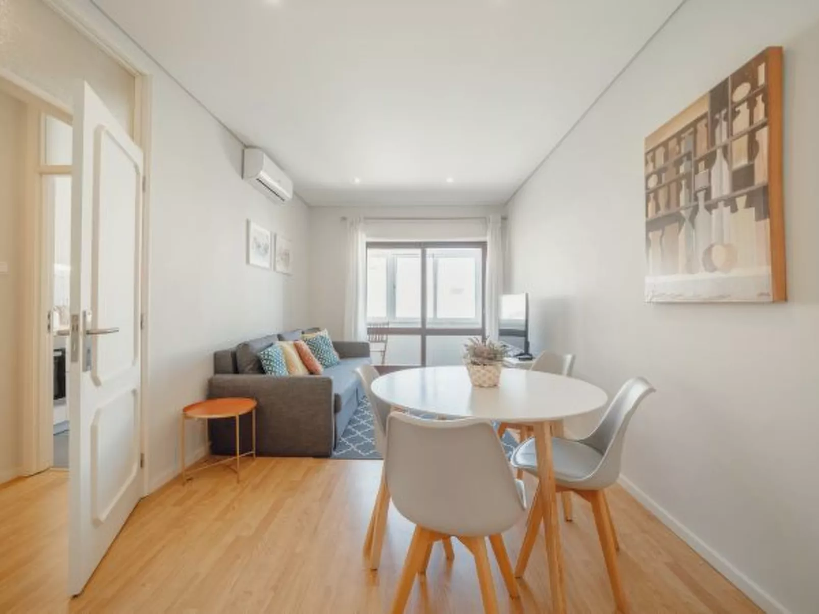 DOWNTOWN DESIGN WITH BALCONY by VACATIONY - Binnen