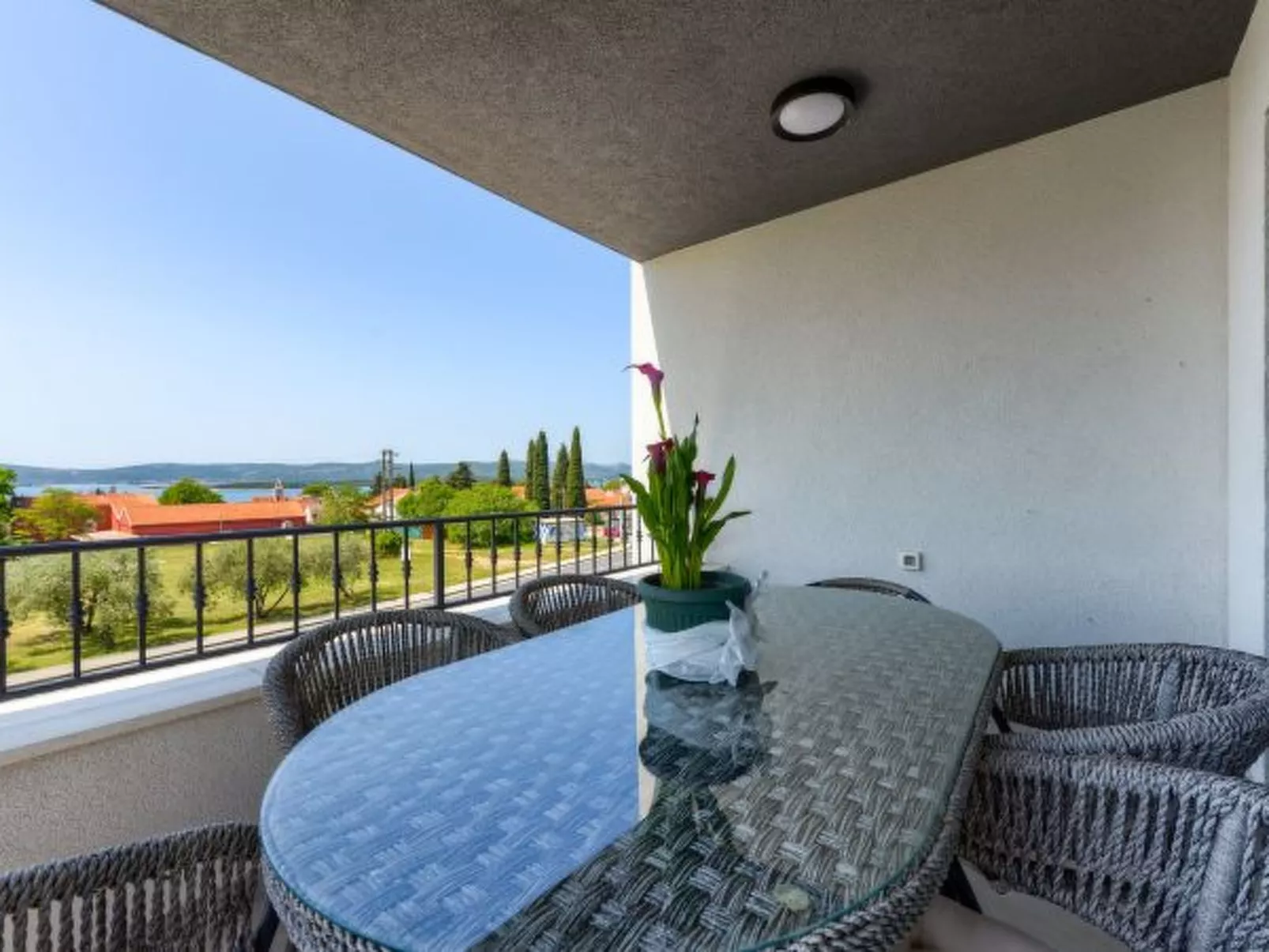 Villa Azzuro with jacuzzi and pool - Image-tags.info