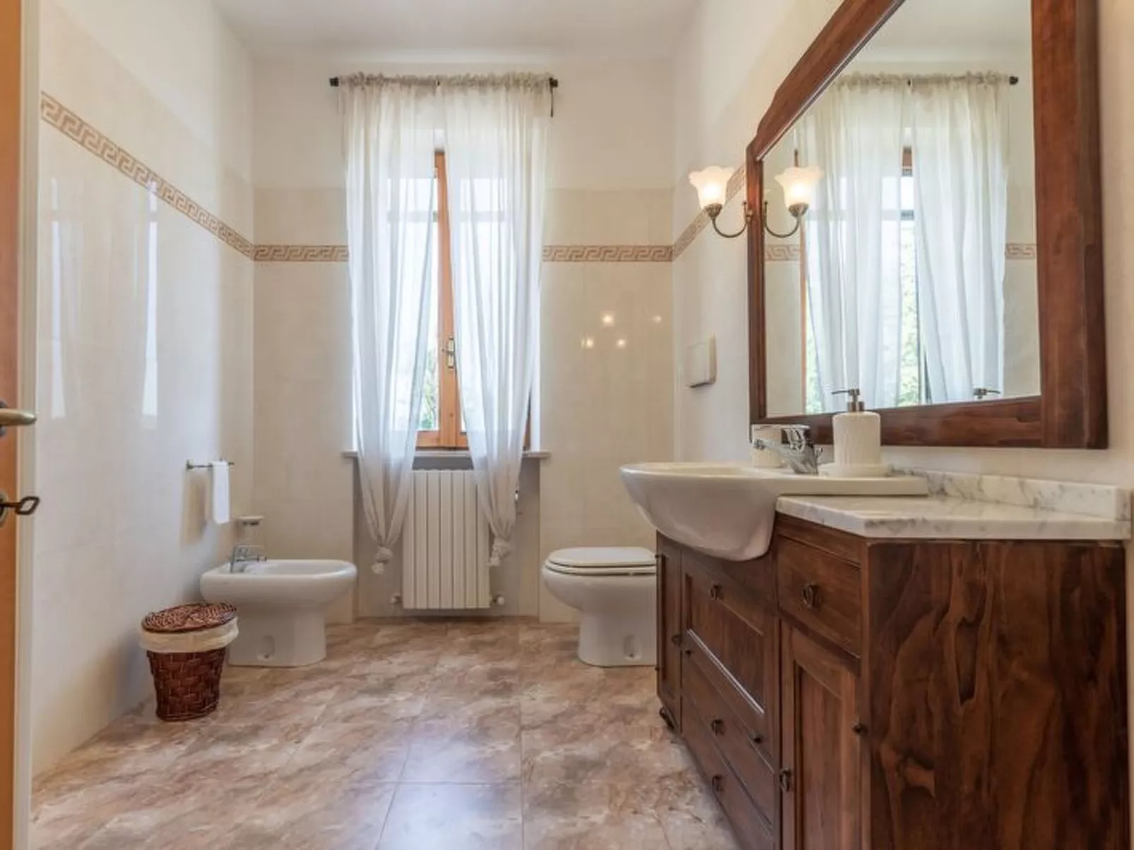 Sunrise Hill Holiday Home - Binnen