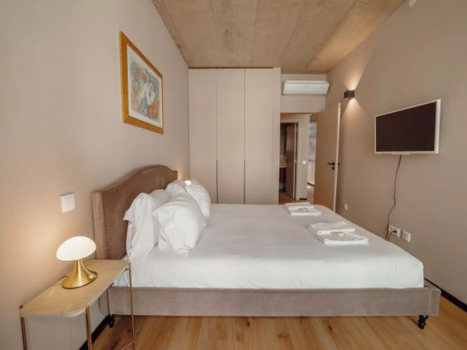 CITY CENTER PREMIUM with GARAGE by VACATIONY - Binnen