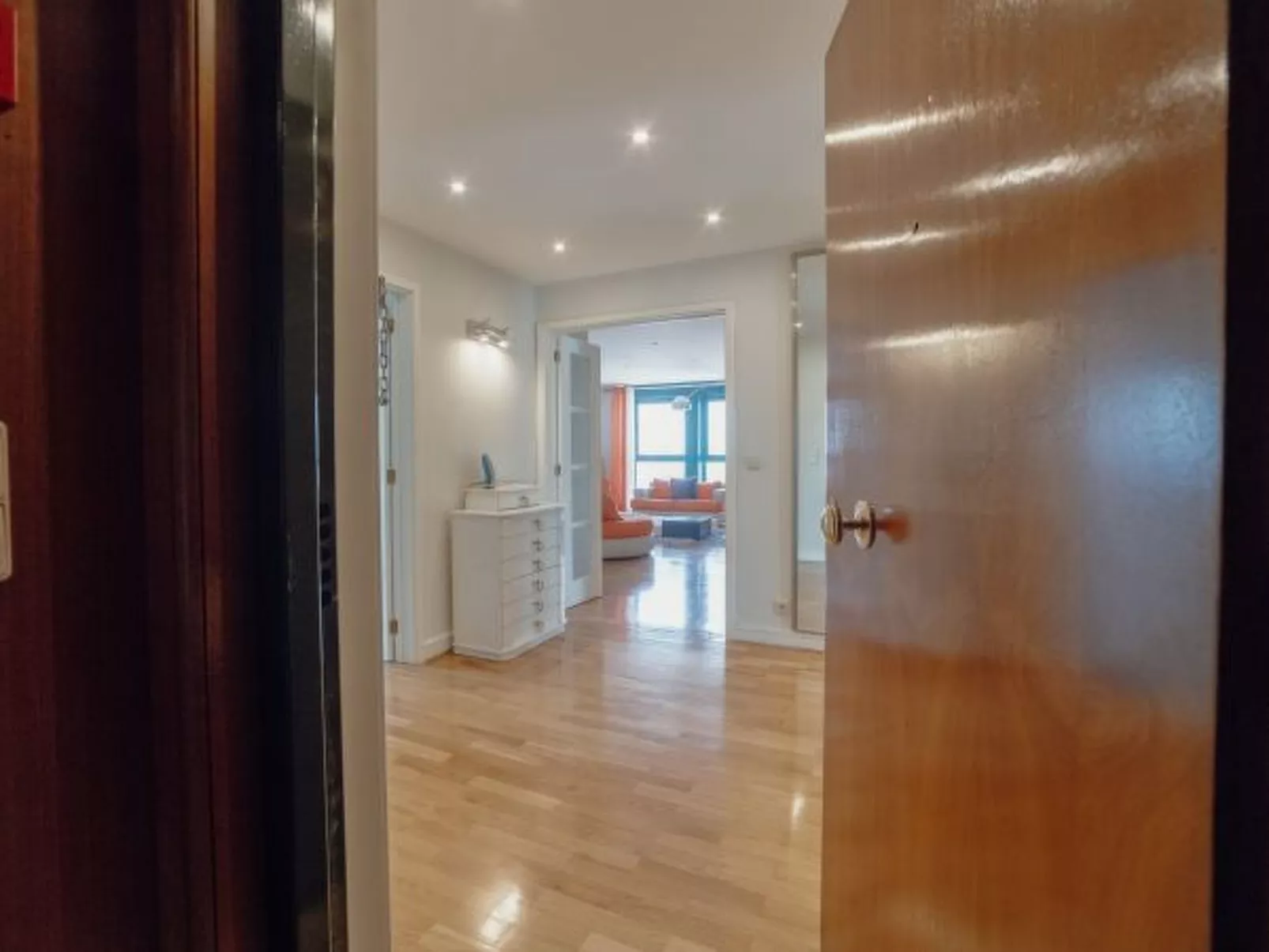 DOWNTOWN GRAND TOWER VIEW by VACATIONY - Binnen