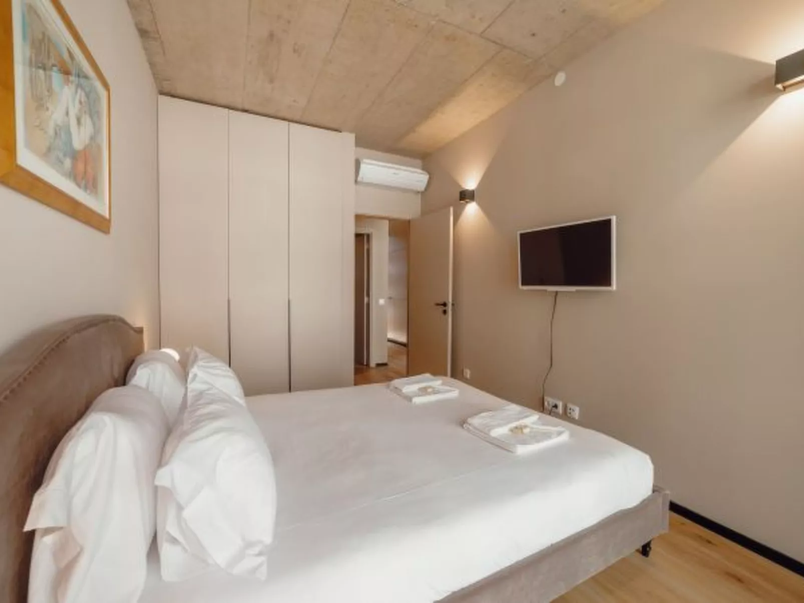 CITY CENTER PREMIUM with GARAGE by VACATIONY - Binnen