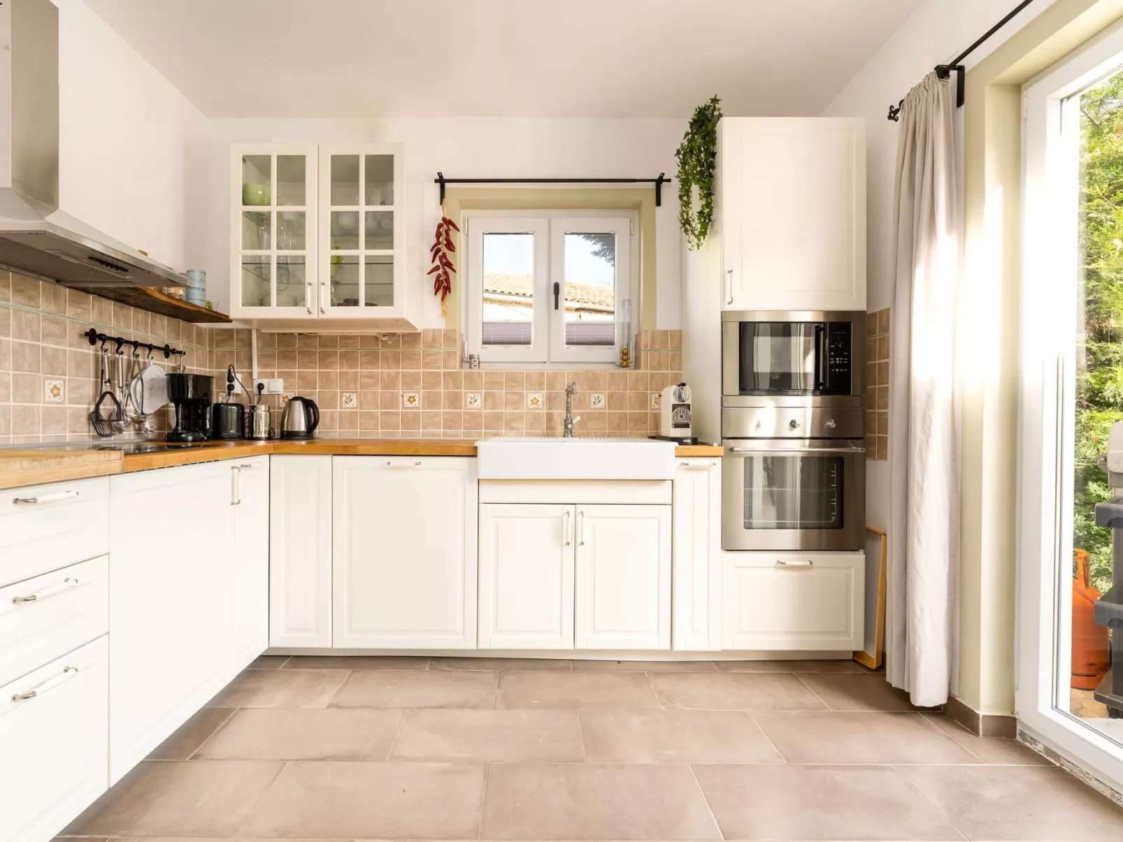 Eine luxuriöse Villa "Maslina" mit Pool und Grill - Binnen