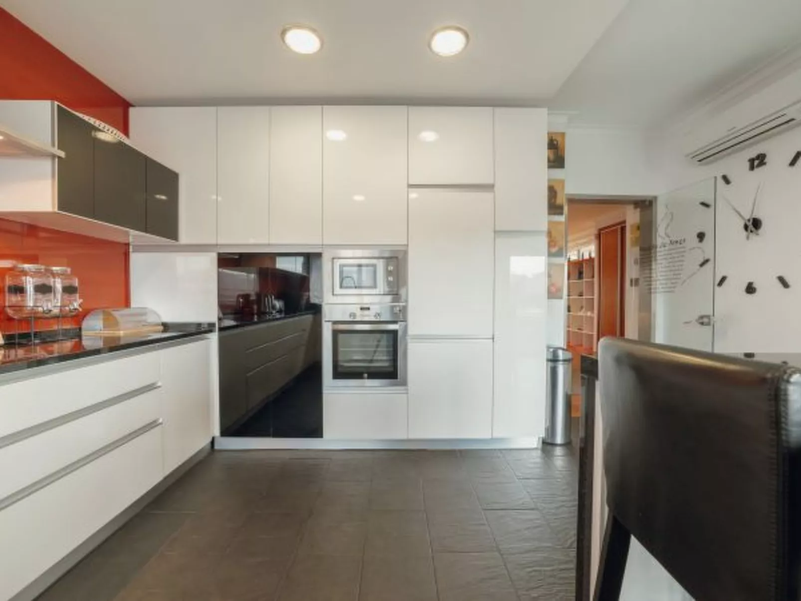 POOL & CINEMA VILLA by VACATIONY - Binnen