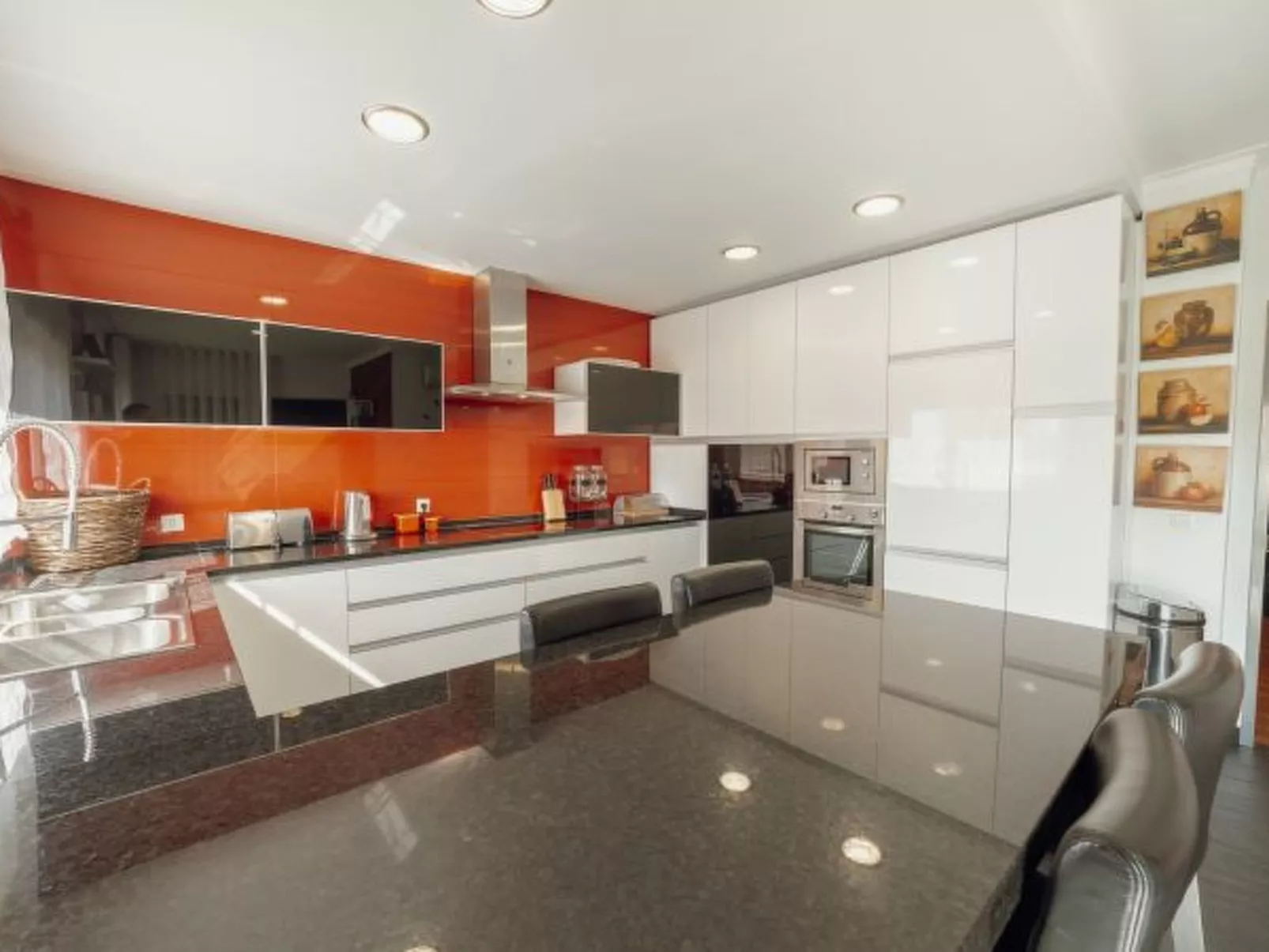 POOL & CINEMA VILLA by VACATIONY - Binnen