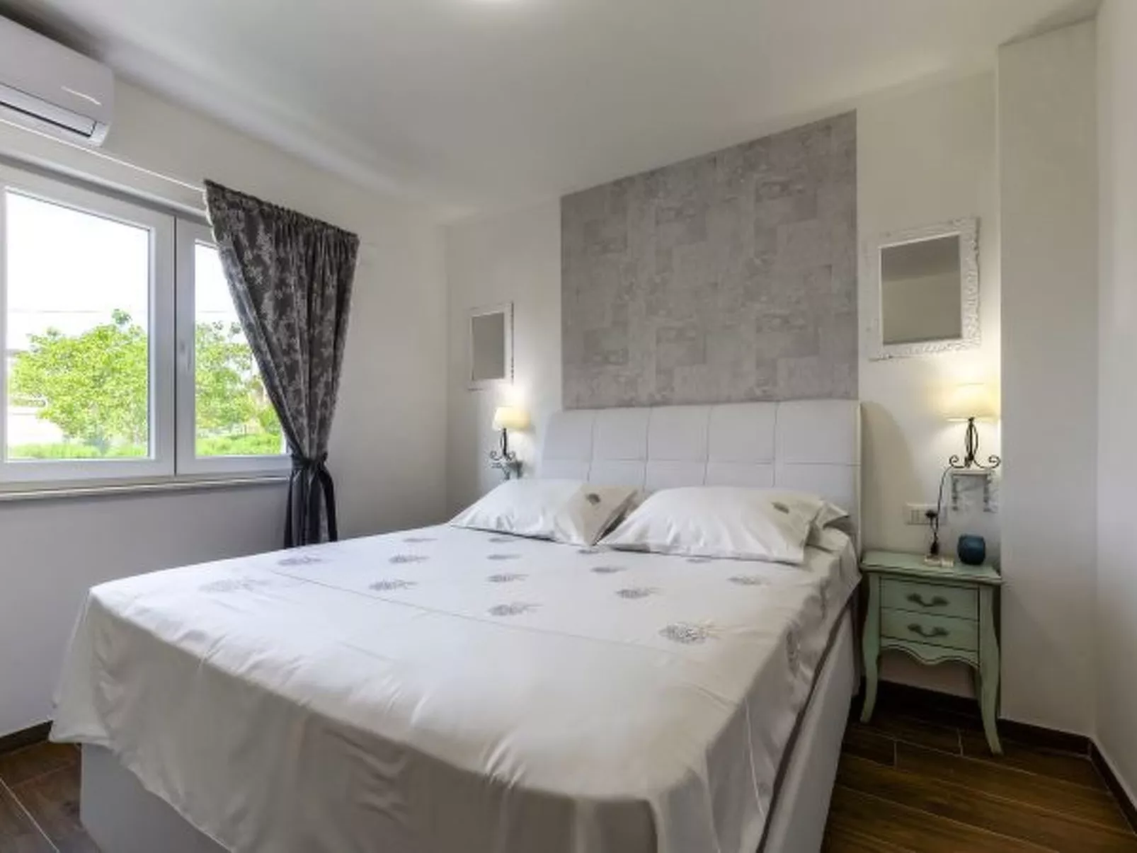 Villa Azzuro with jacuzzi and pool - Image-tags.info