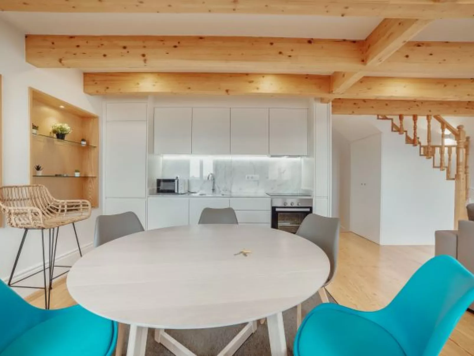 DOWNTOWN CLERIGOS with RIVER VIEW by VACATIONY - Binnen