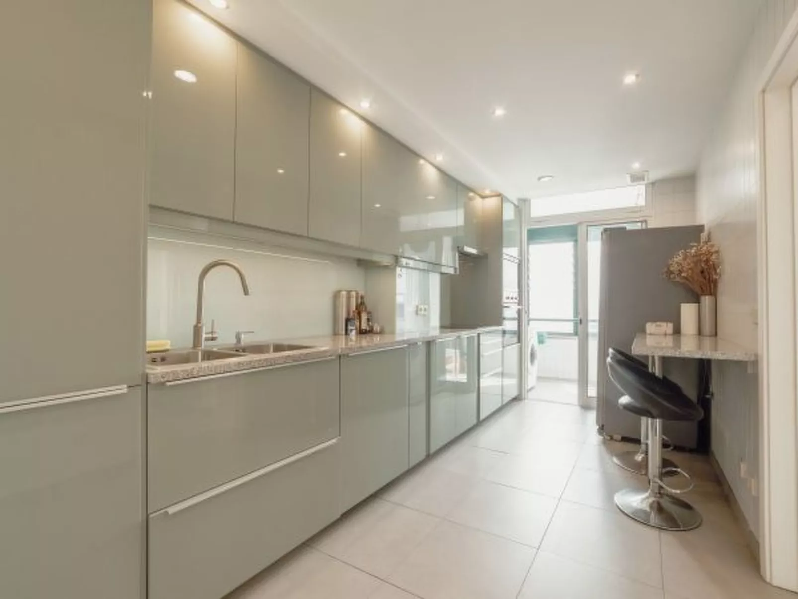 DOWNTOWN GRAND TOWER VIEW by VACATIONY - Binnen