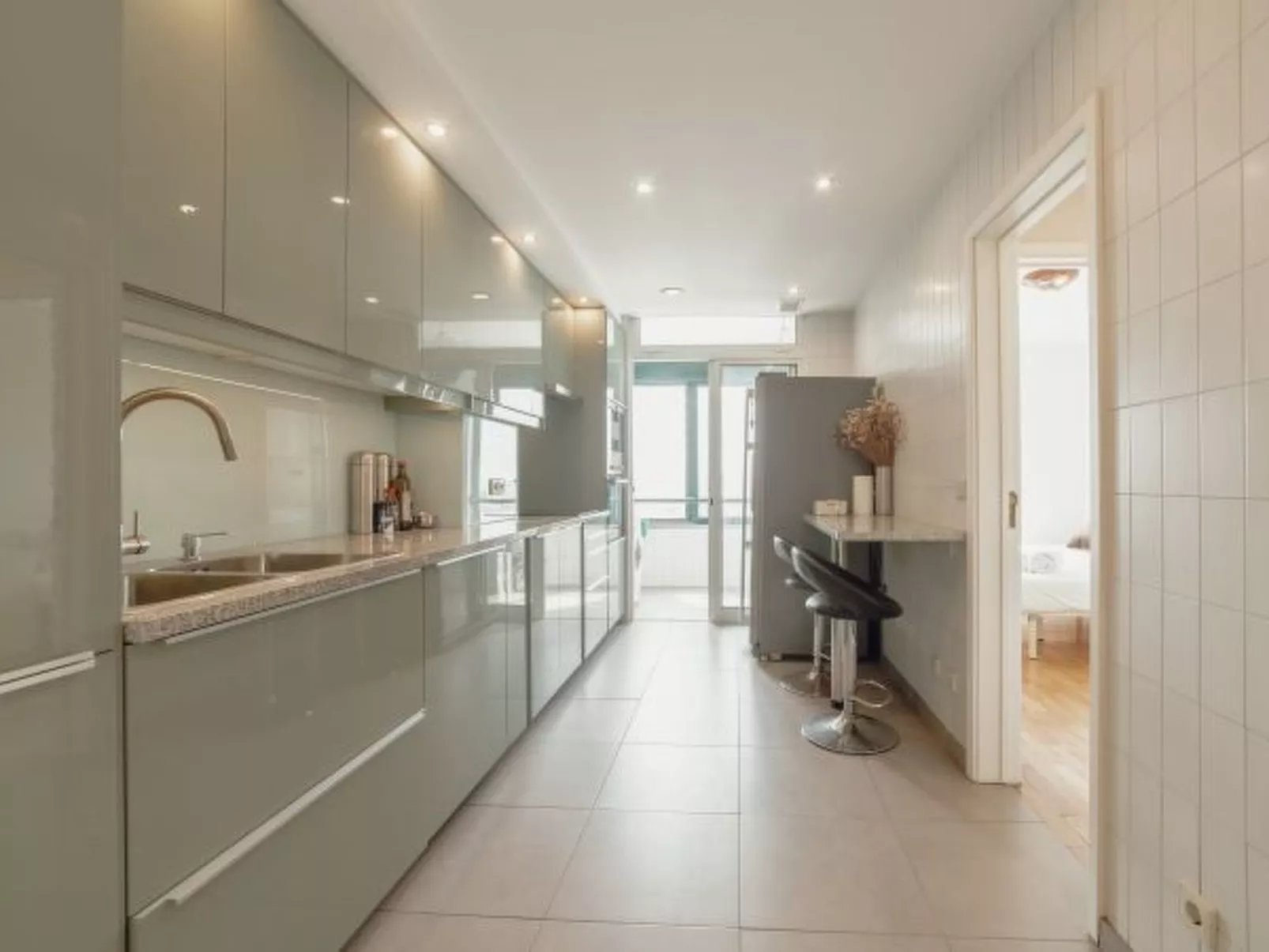 DOWNTOWN GRAND TOWER VIEW by VACATIONY - Binnen