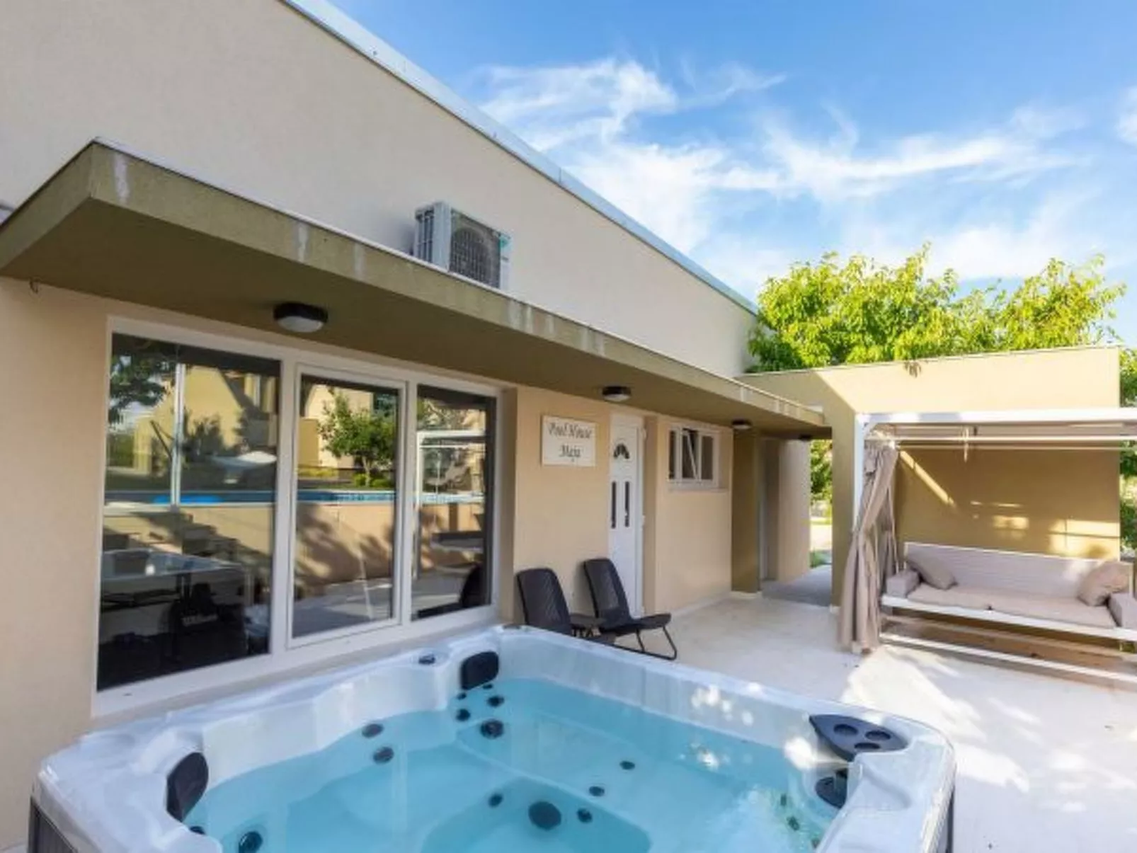 Great Villa Field Hills with sauna and jacuzzi - Image-tags.info