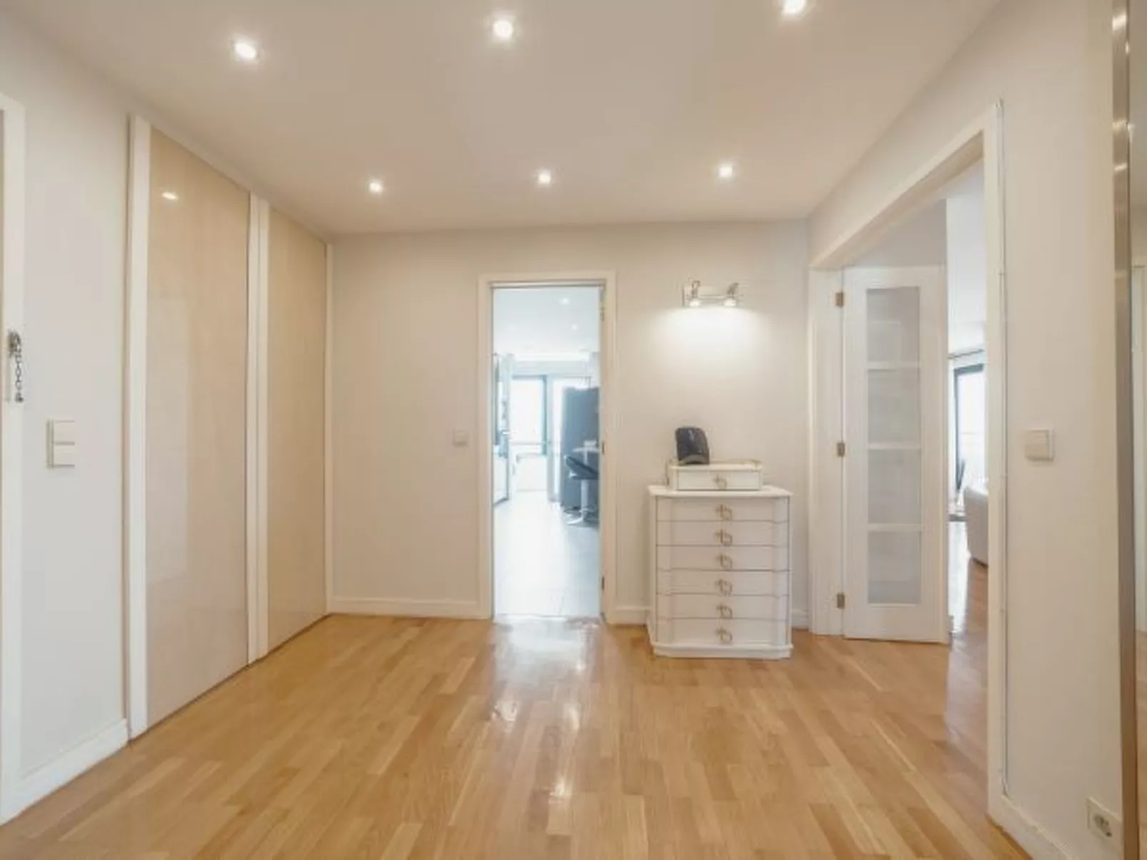 DOWNTOWN GRAND TOWER VIEW by VACATIONY - Binnen