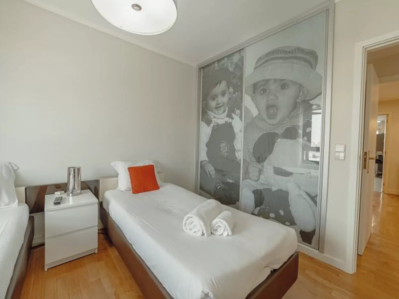 DOWNTOWN GRAND TOWER VIEW by VACATIONY - Binnen