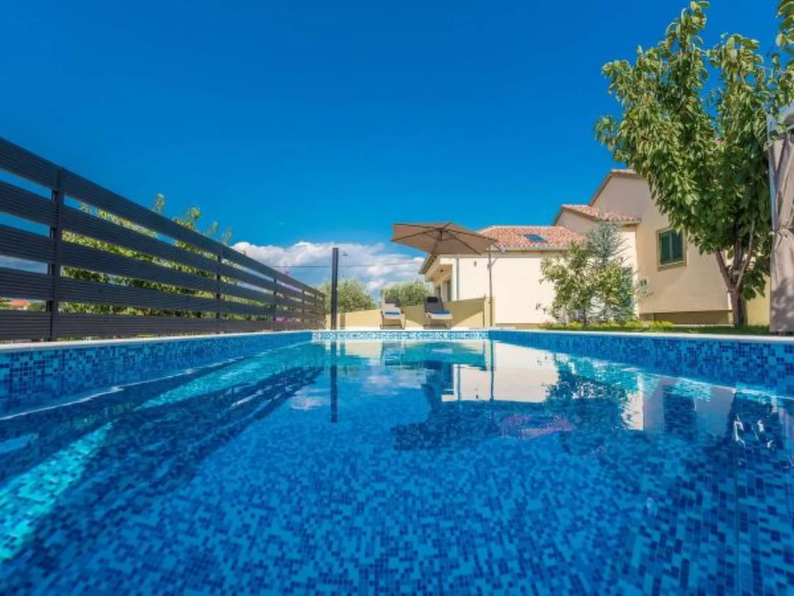 Great Villa Field Hills with sauna and jacuzzi - Image-tags.info