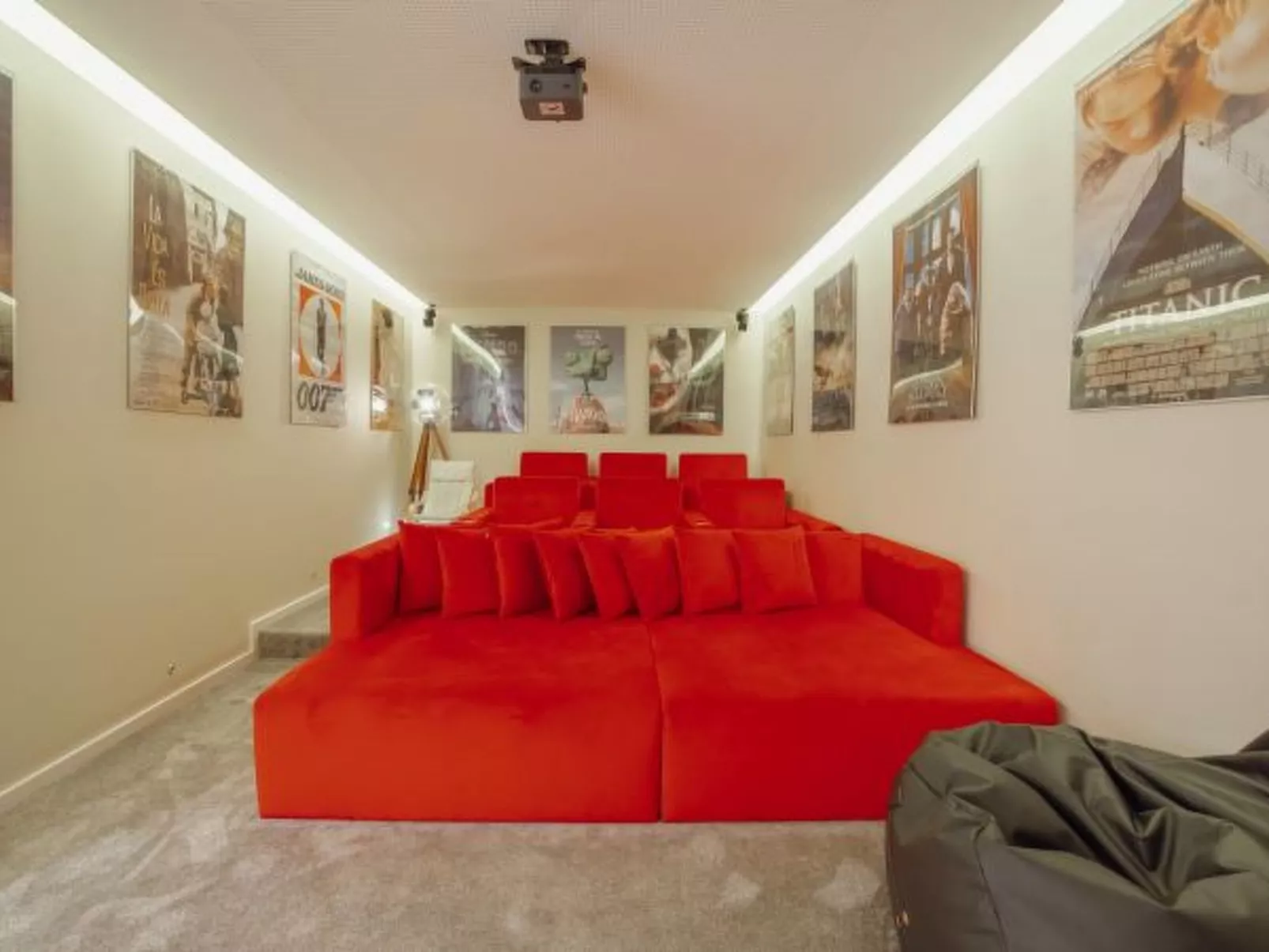 POOL & CINEMA VILLA by VACATIONY - Binnen