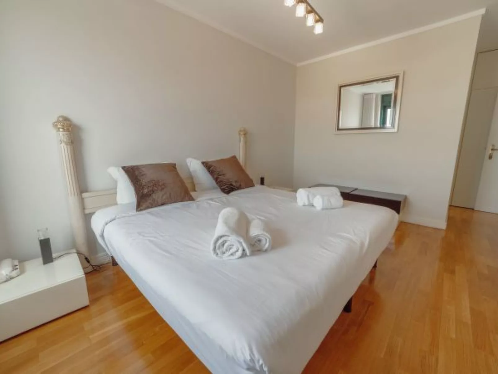 DOWNTOWN GRAND TOWER VIEW by VACATIONY - Binnen