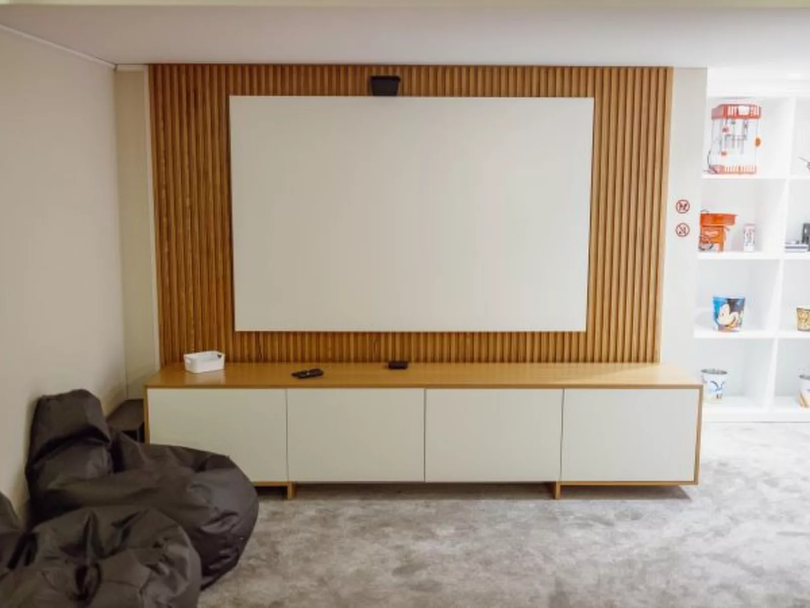 POOL & CINEMA VILLA by VACATIONY - Binnen