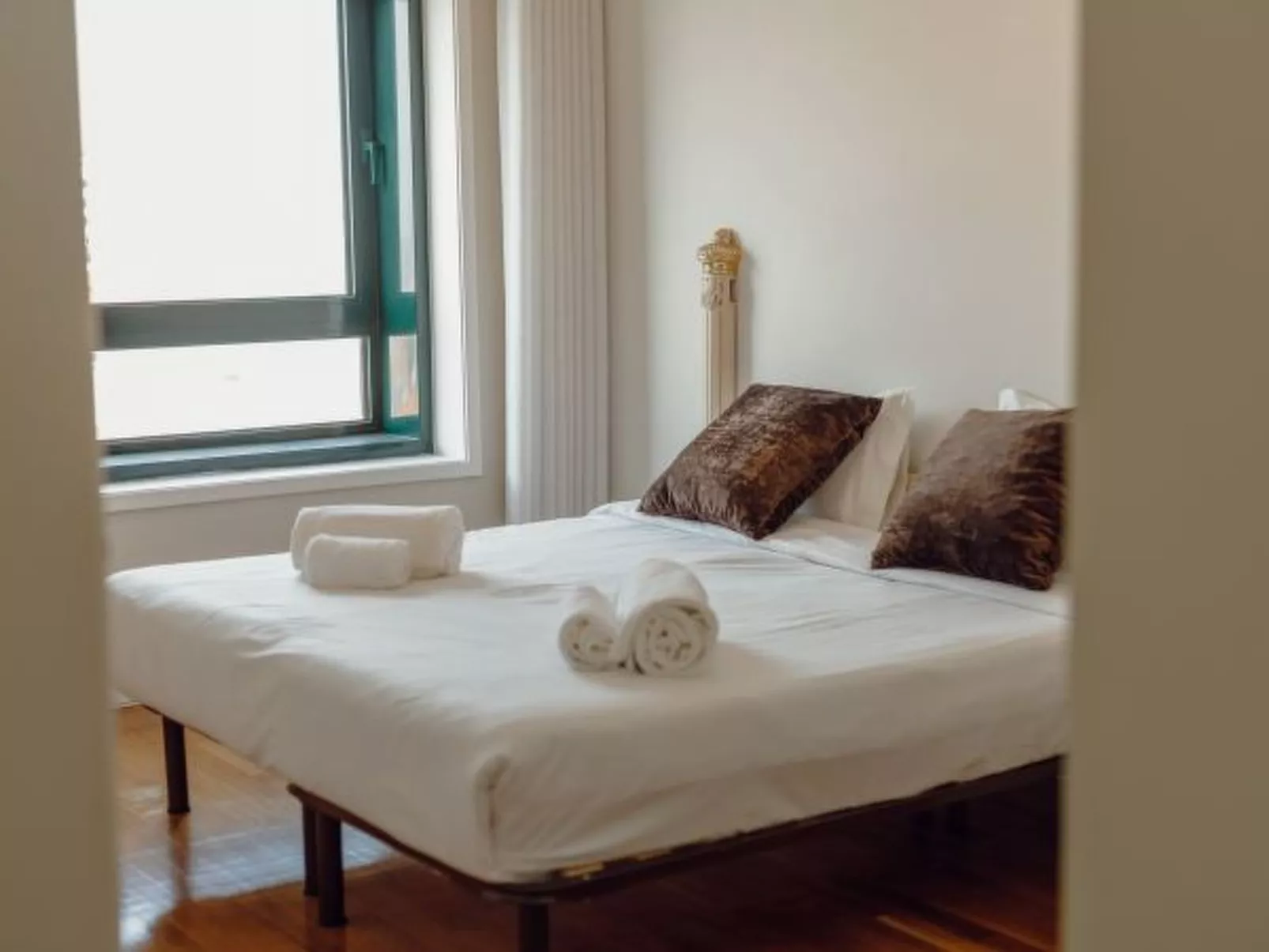 DOWNTOWN GRAND TOWER VIEW by VACATIONY - Binnen