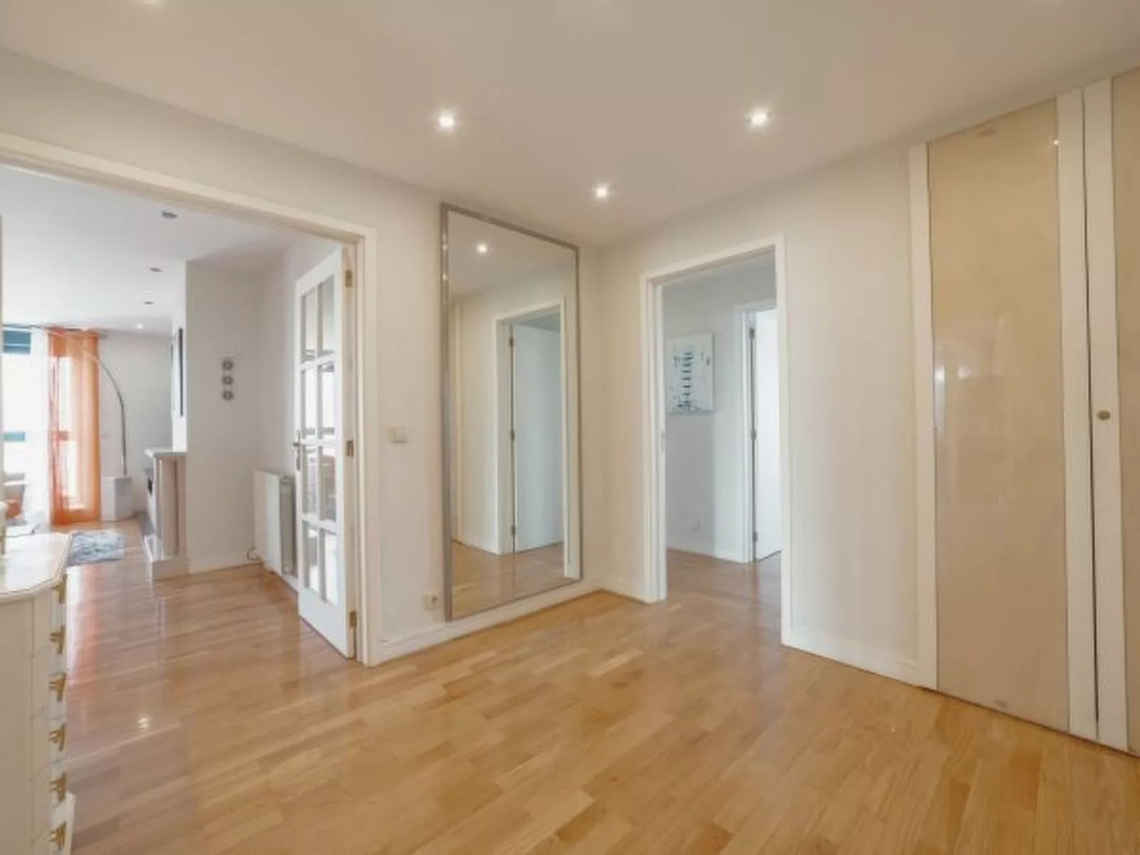 DOWNTOWN GRAND TOWER VIEW by VACATIONY - Binnen