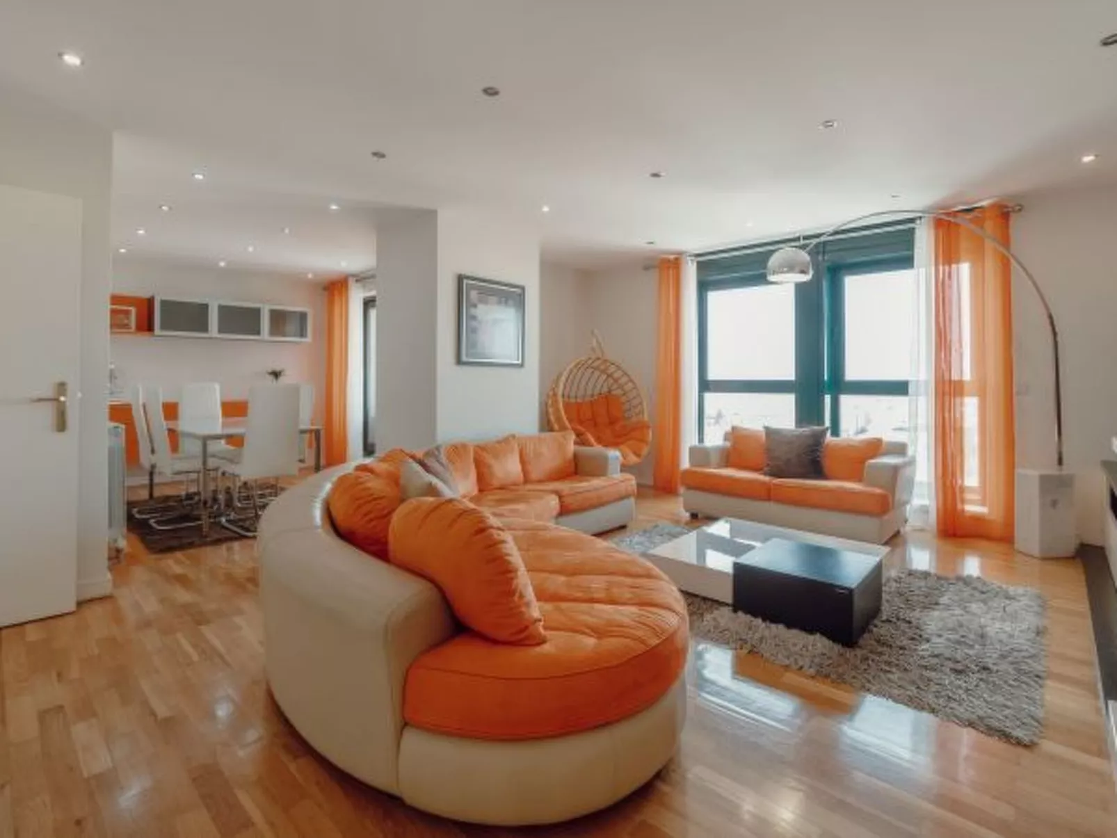 DOWNTOWN GRAND TOWER VIEW by VACATIONY - Binnen