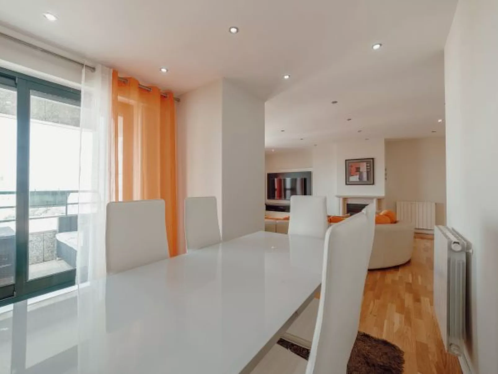 DOWNTOWN GRAND TOWER VIEW by VACATIONY - Binnen