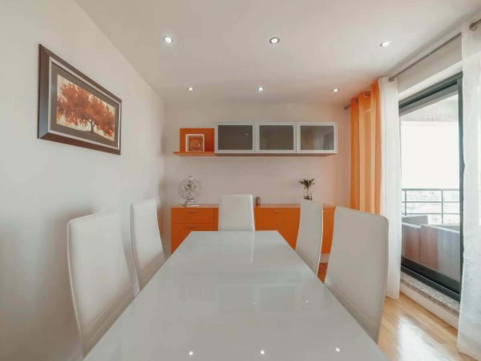 DOWNTOWN GRAND TOWER VIEW by VACATIONY - Binnen