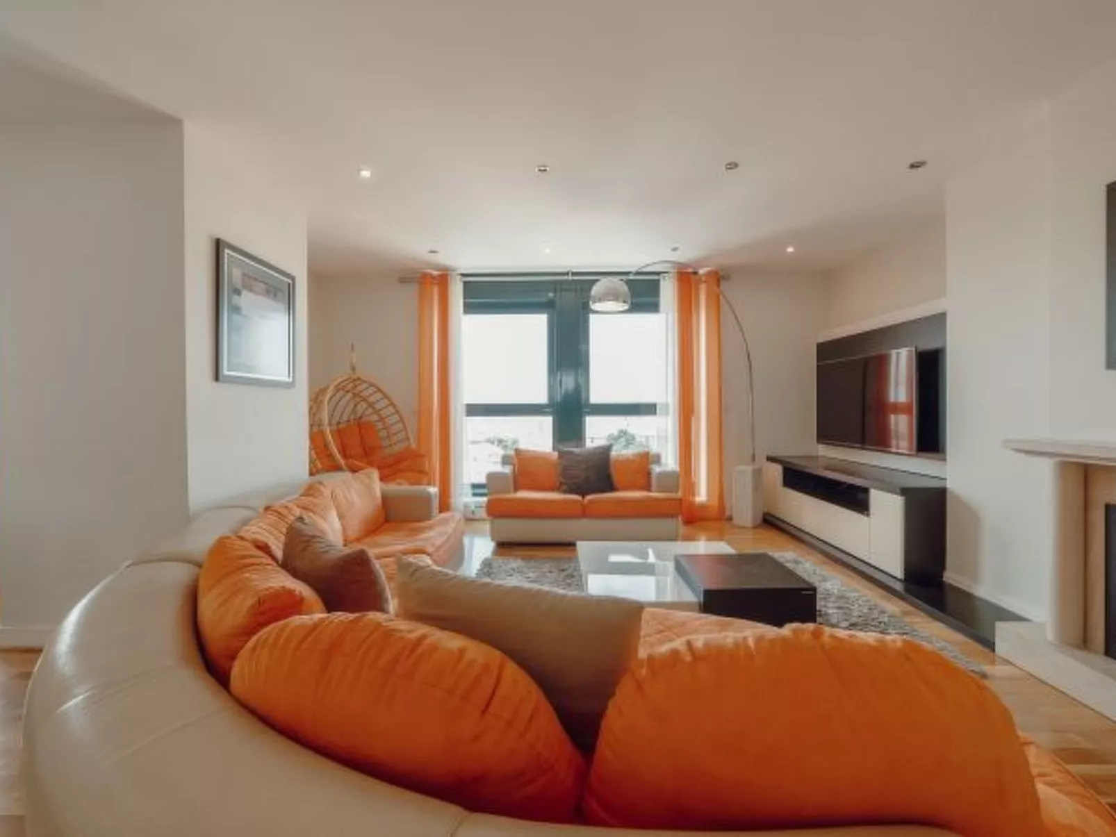 DOWNTOWN GRAND TOWER VIEW by VACATIONY - Binnen