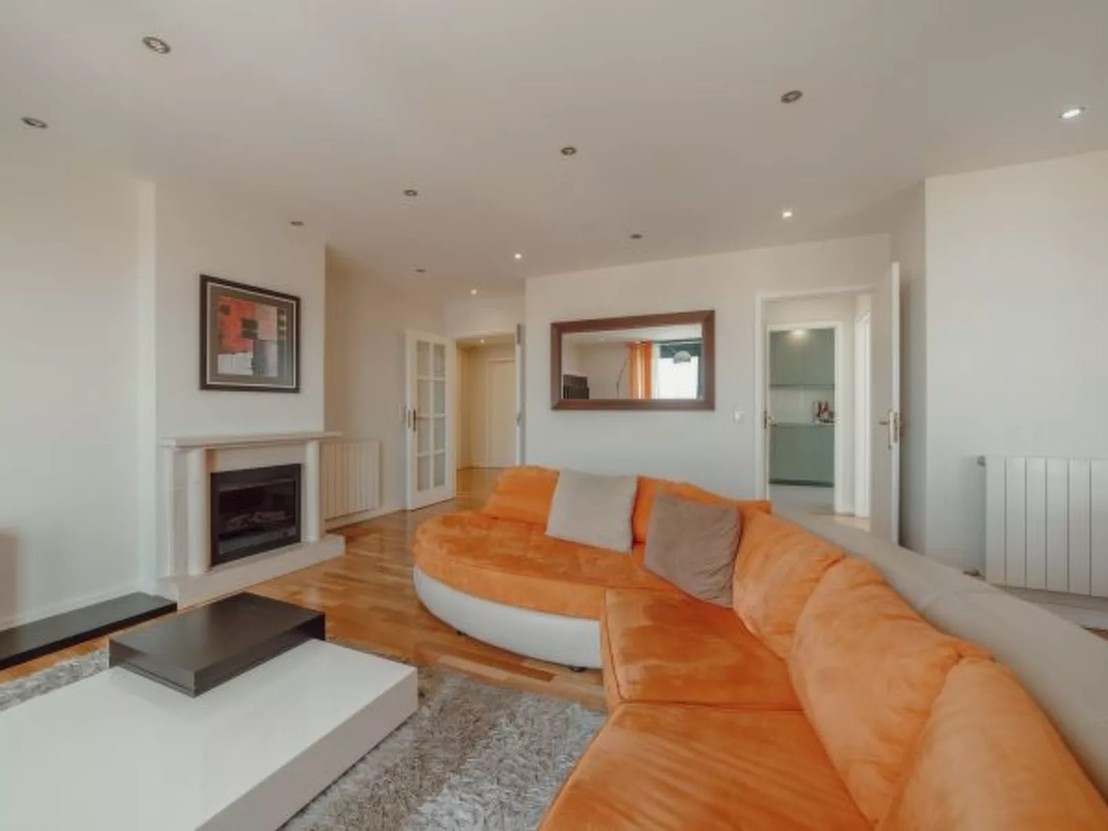 DOWNTOWN GRAND TOWER VIEW by VACATIONY - Binnen