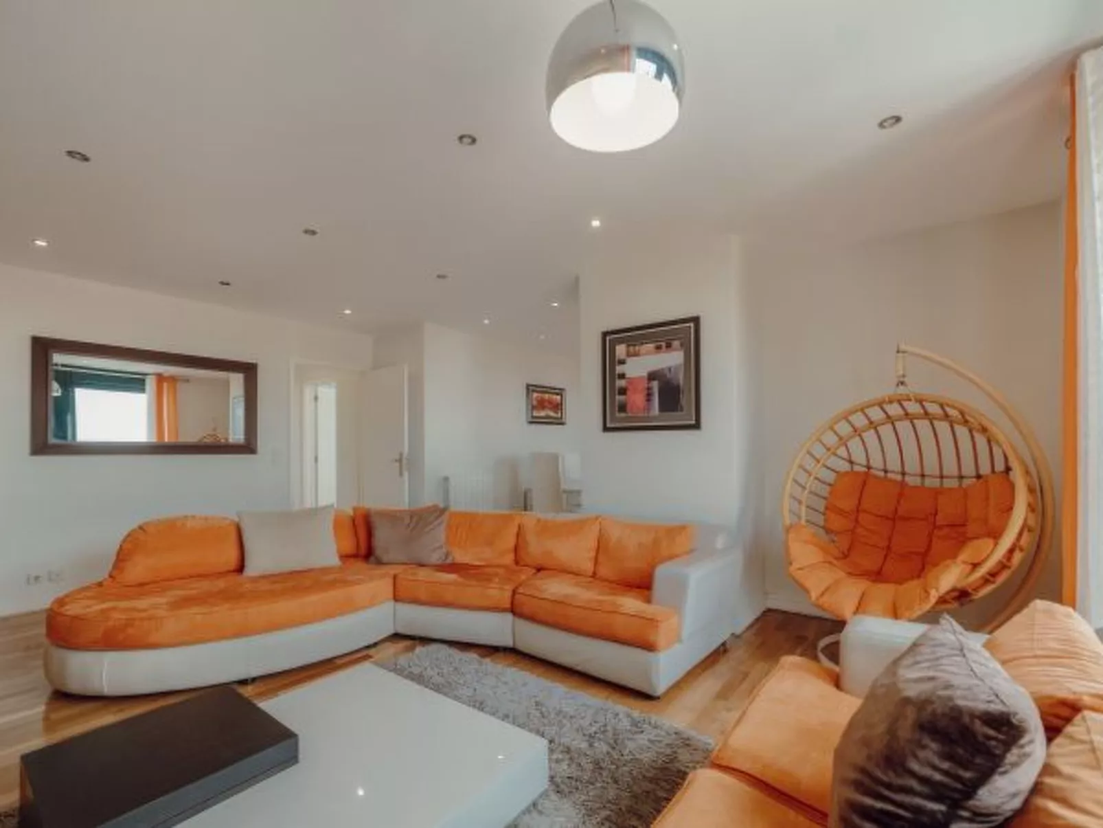 DOWNTOWN GRAND TOWER VIEW by VACATIONY - Binnen