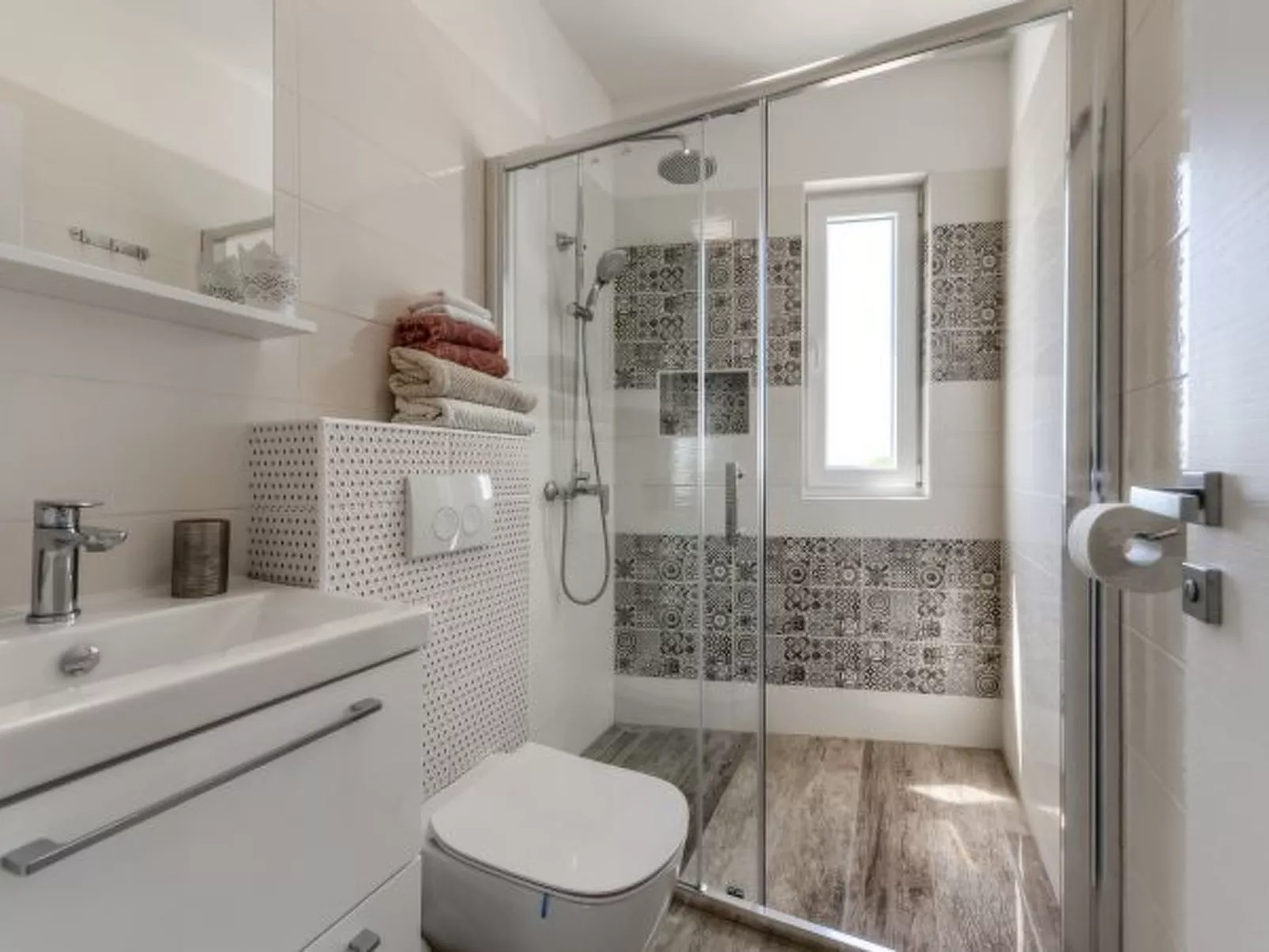 Villa Azzuro with jacuzzi and pool - Image-tags.info