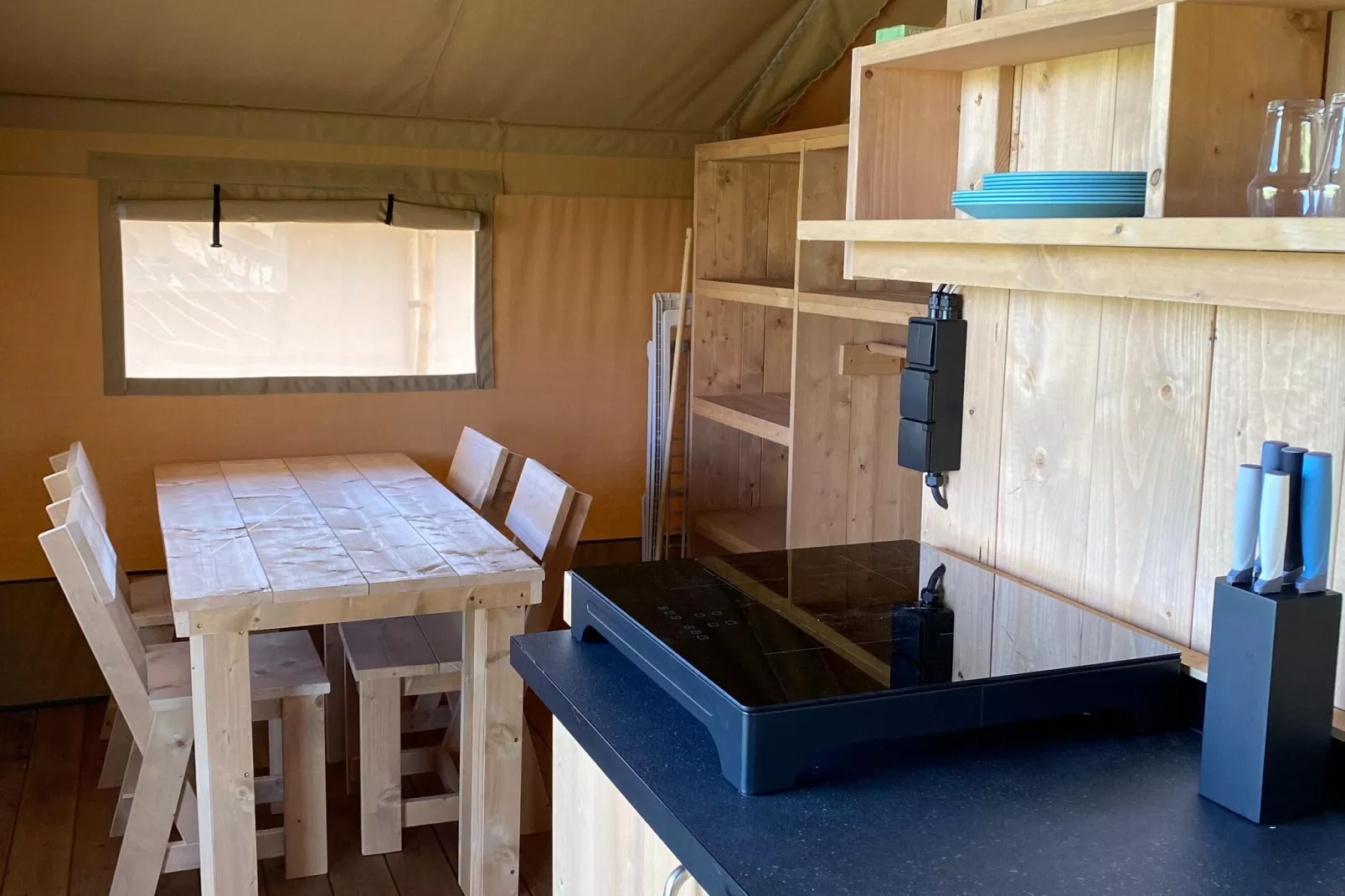 Luxe glamping met badkamer 3-Woonkamer