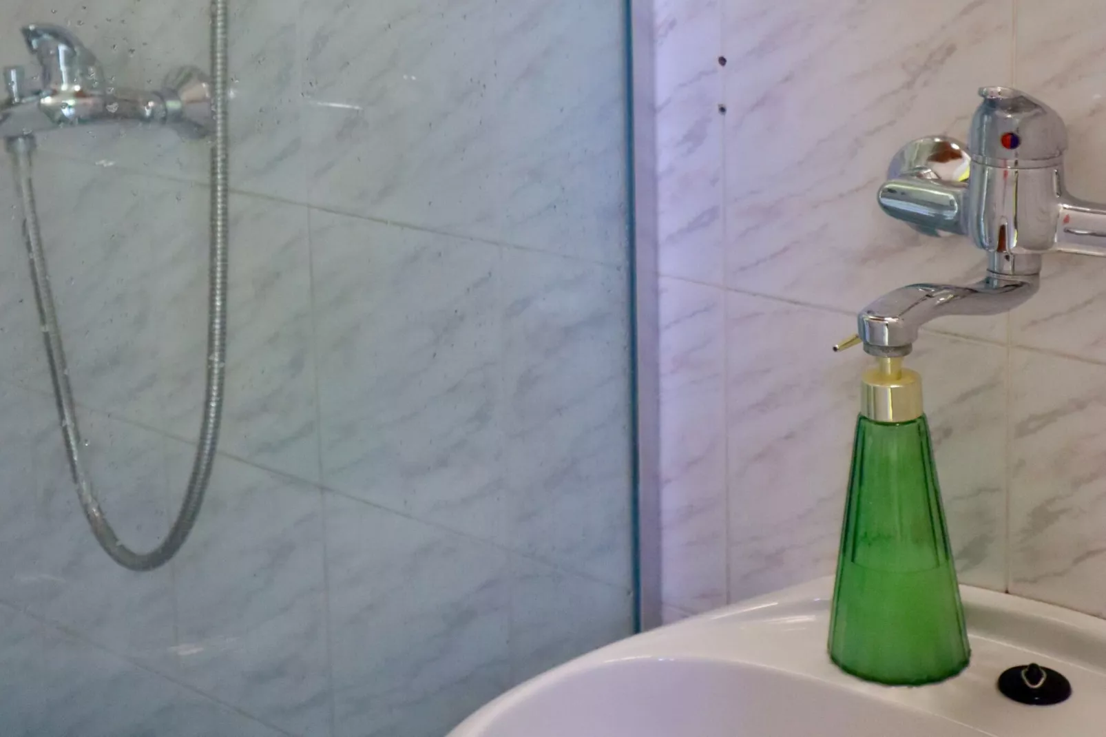 Six-bed room 1 - Badkamer