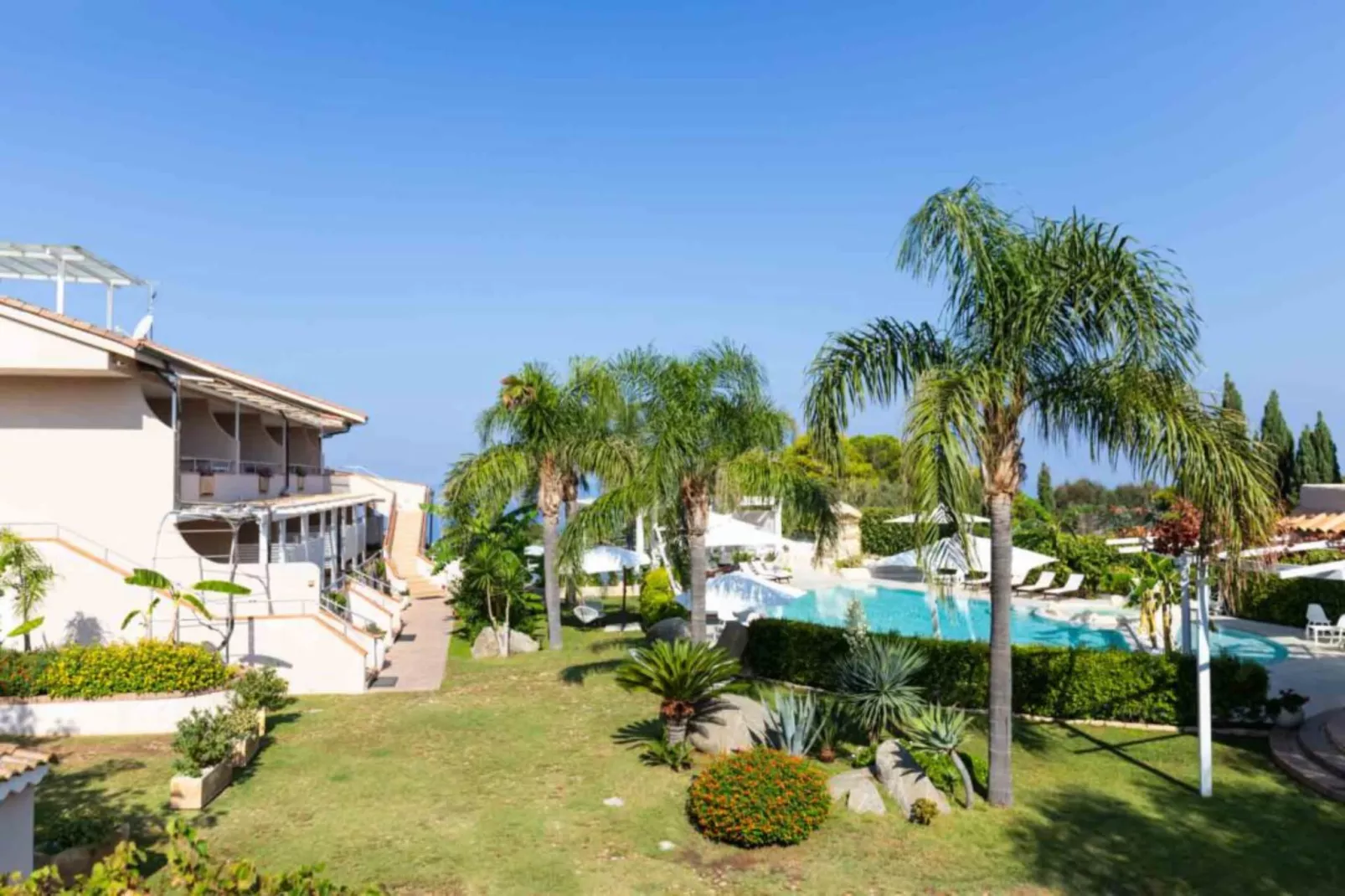 L' arcobaleno Resort - APARTMENT 2 PAX - A AP02 - Buitenkant zomer