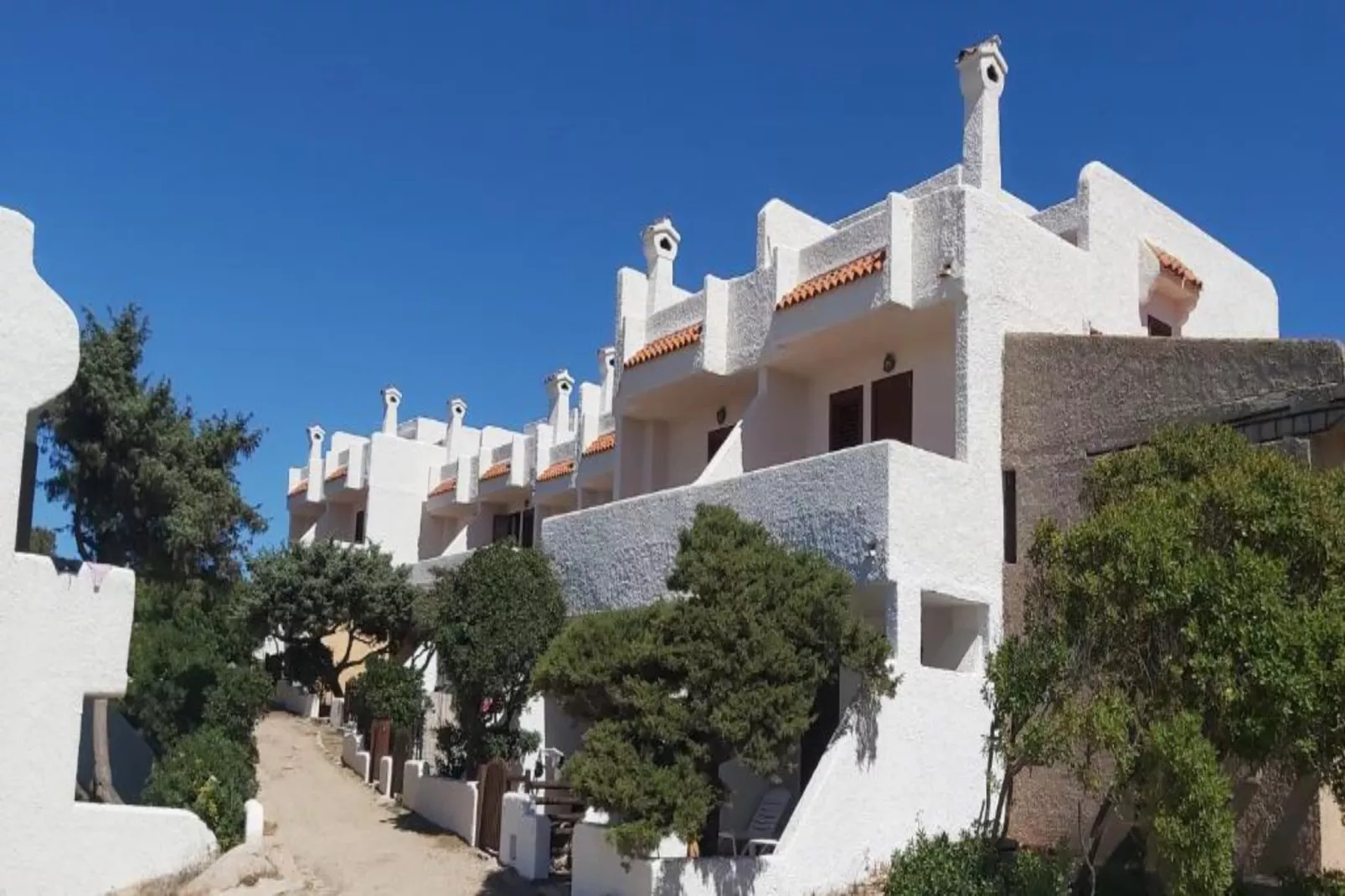 RESIDENCE BAIA SANTA REPARATA - THREE-ROOM APARTMENT 4 PAX WITH BALCONY SEA VIEW - TWO - Buitenkant zomer