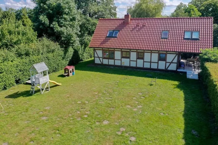 Dom wakacyjny w Karwieńskich Błotach - Tuinen zomer