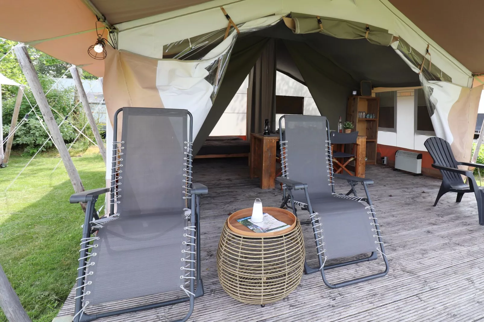 Twee safaritenten "Noflik" & "Gaadlik" naast elkaar-Terrasbalkon