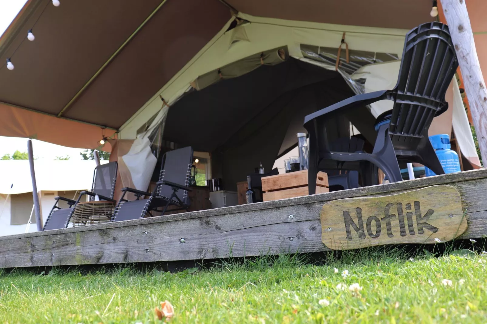 Twee safaritenten "Noflik" & "Gaadlik" naast elkaar-Buitenkant zomer
