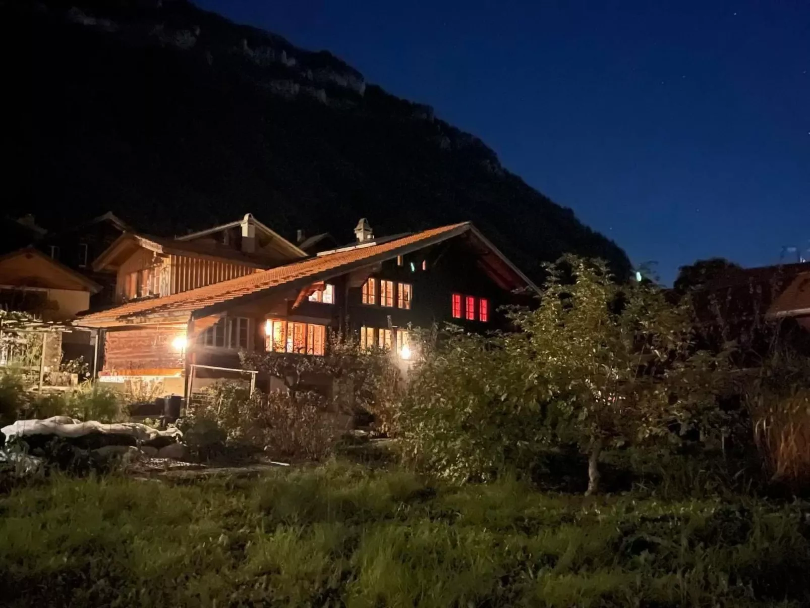 Chalet-Hausteil mit Garten im Dorfkern - Buiten