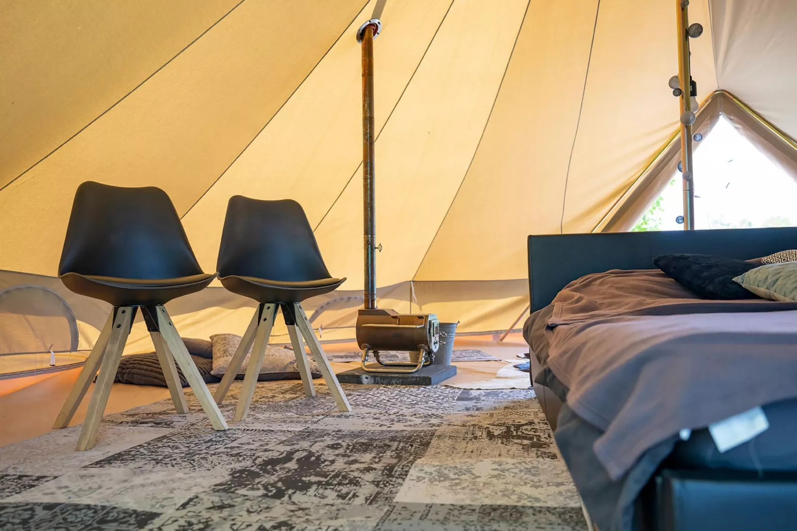 Twee Glamour tenten "Kreas" en "Smuk" naast elkaar-Slaapkamer