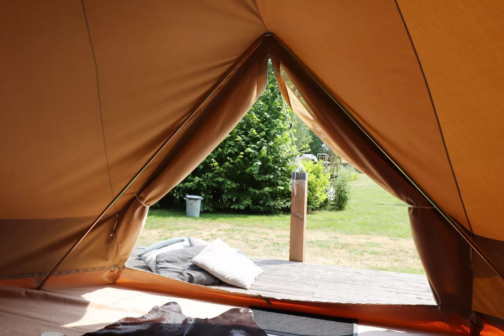 Twee Glamour tenten "Kreas" en "Smuk" naast elkaar-Uitzicht zomer