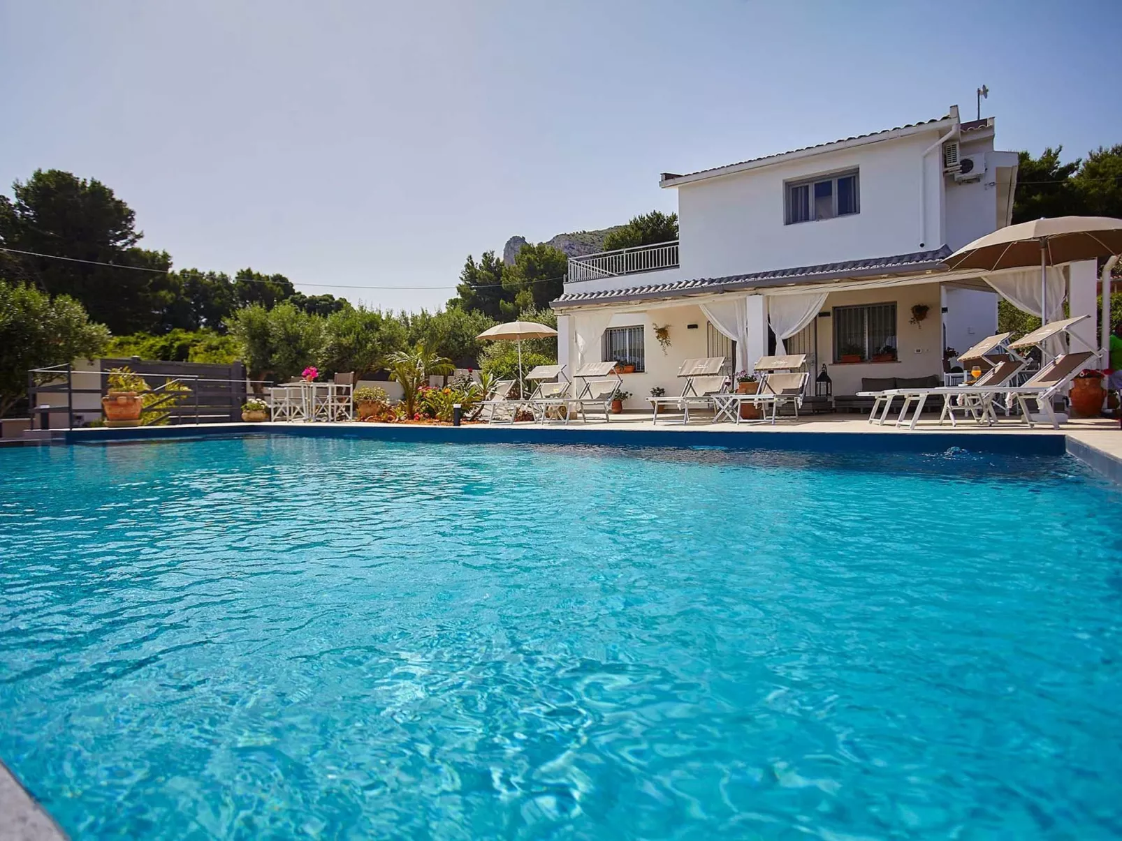 Charming Villa Antonella with pool and sea view - Buiten