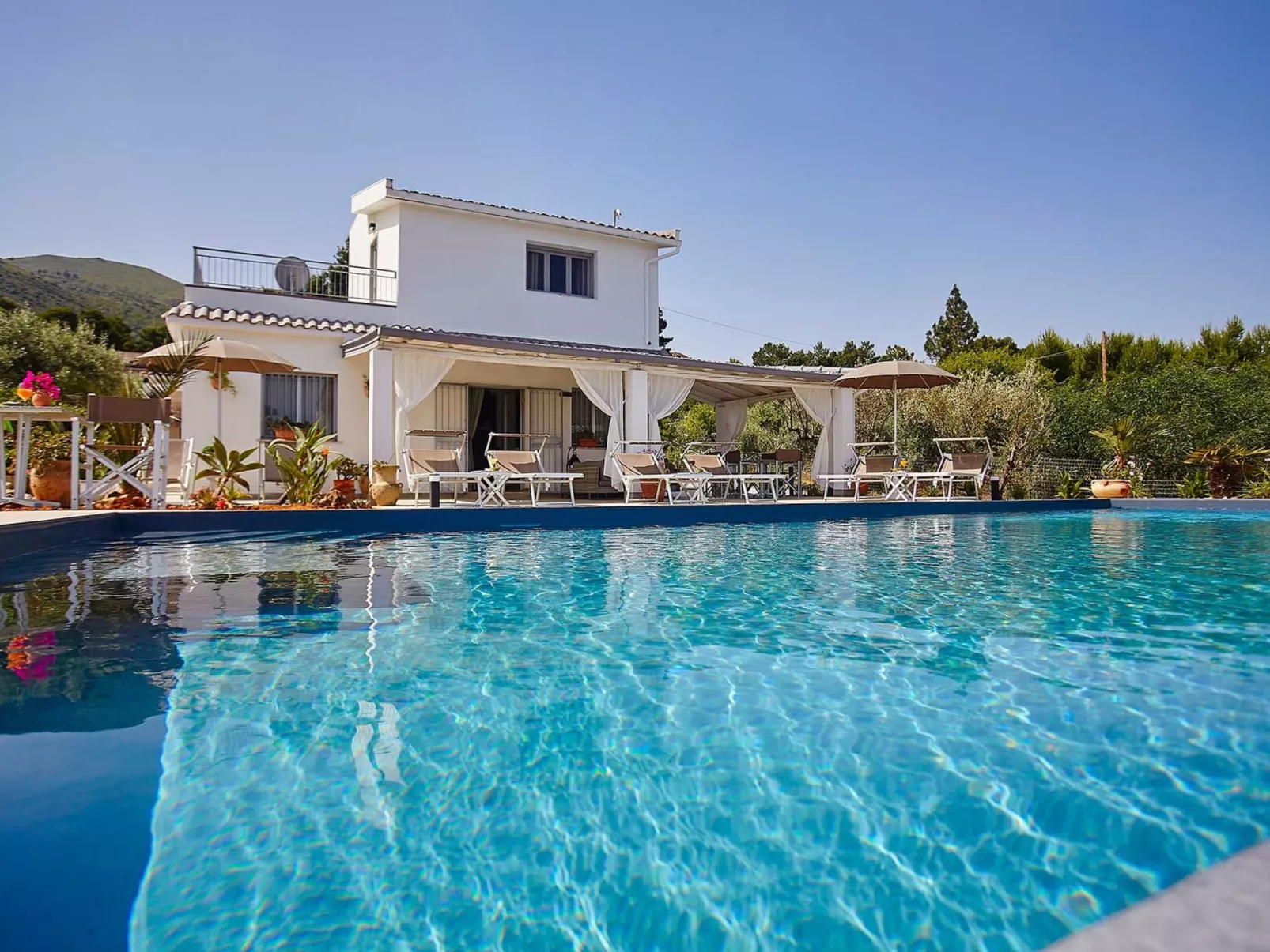 Charming Villa Antonella with pool and sea view - Buiten