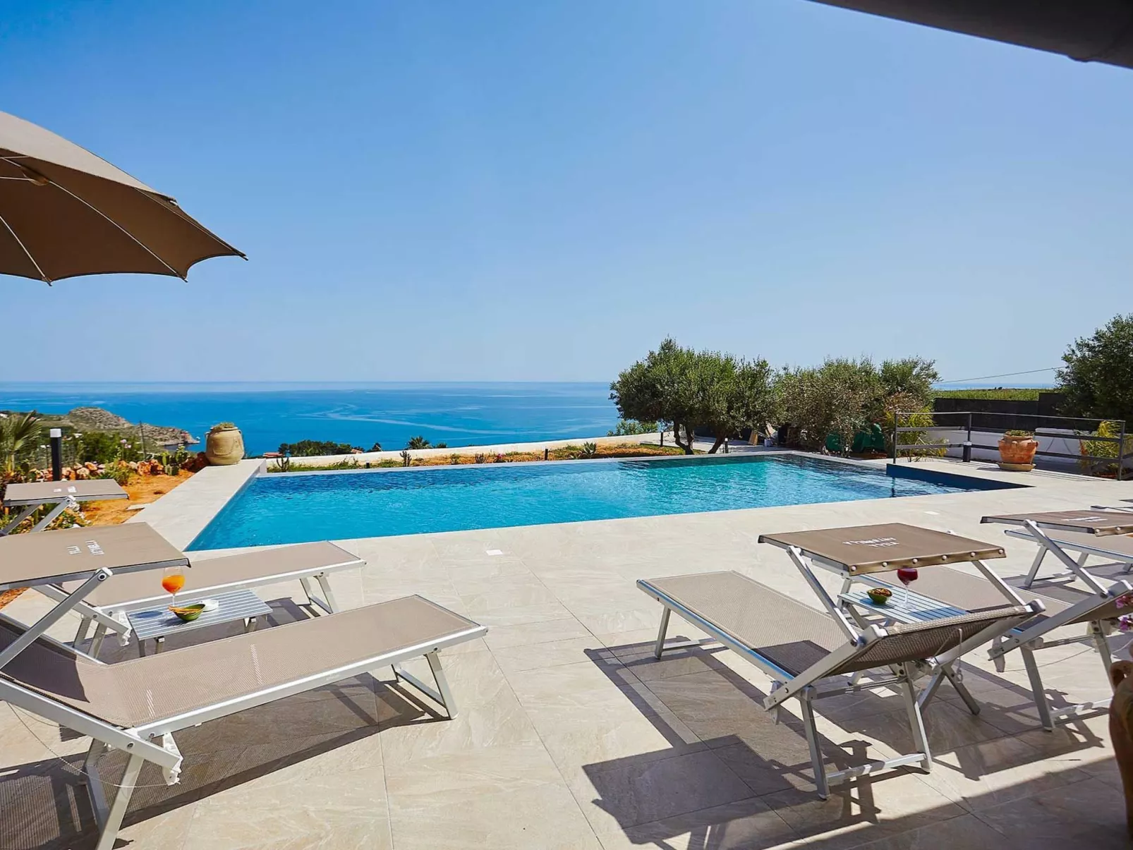 Charming Villa Antonella with pool and sea view - Buiten