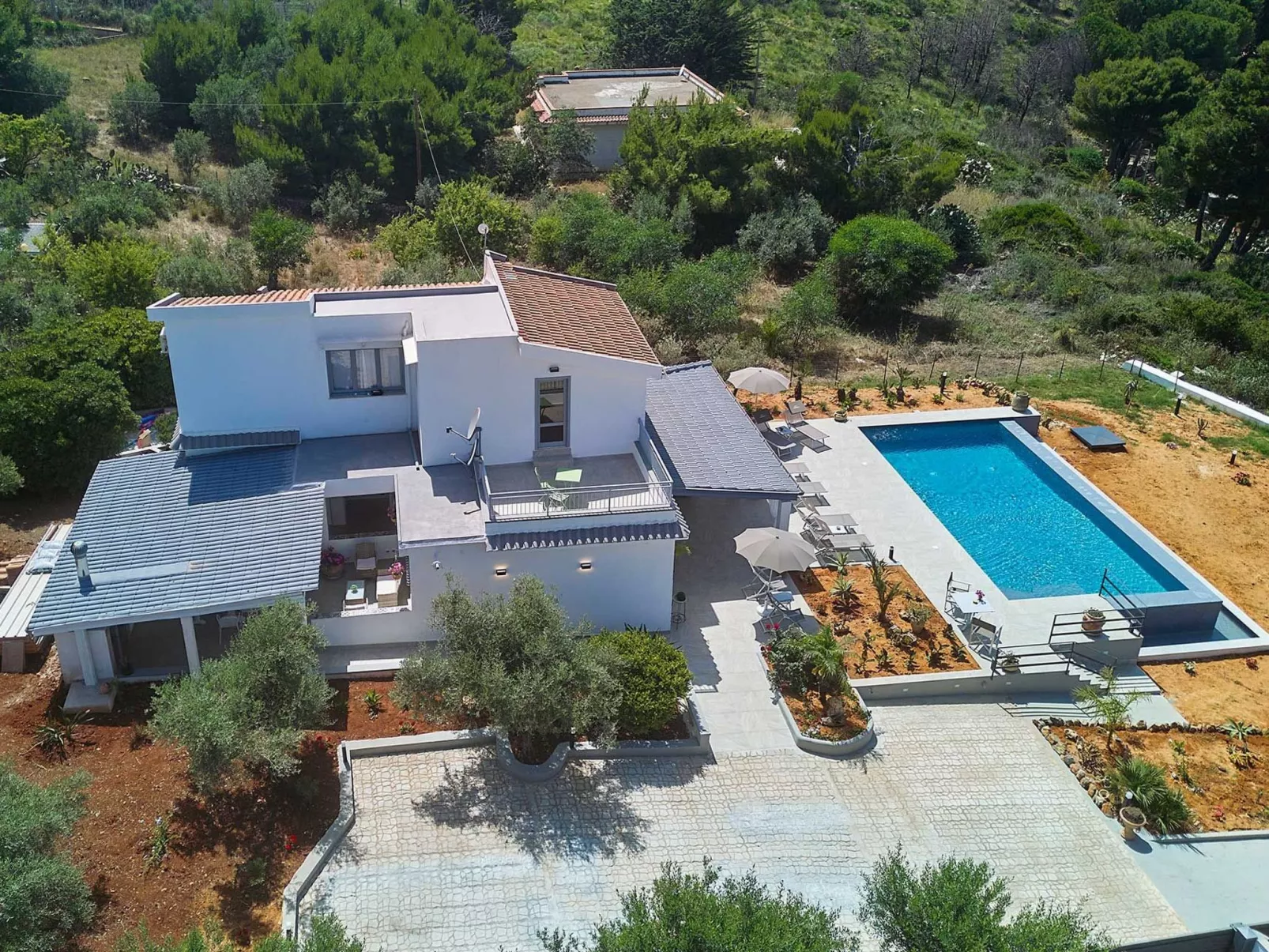 Charming Villa Antonella with pool and sea view - Buiten