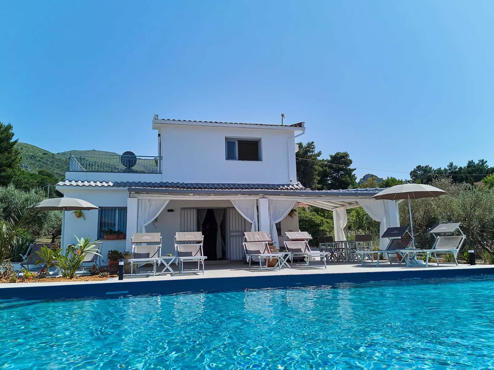 Charming Villa Antonella with pool and sea view - Buiten