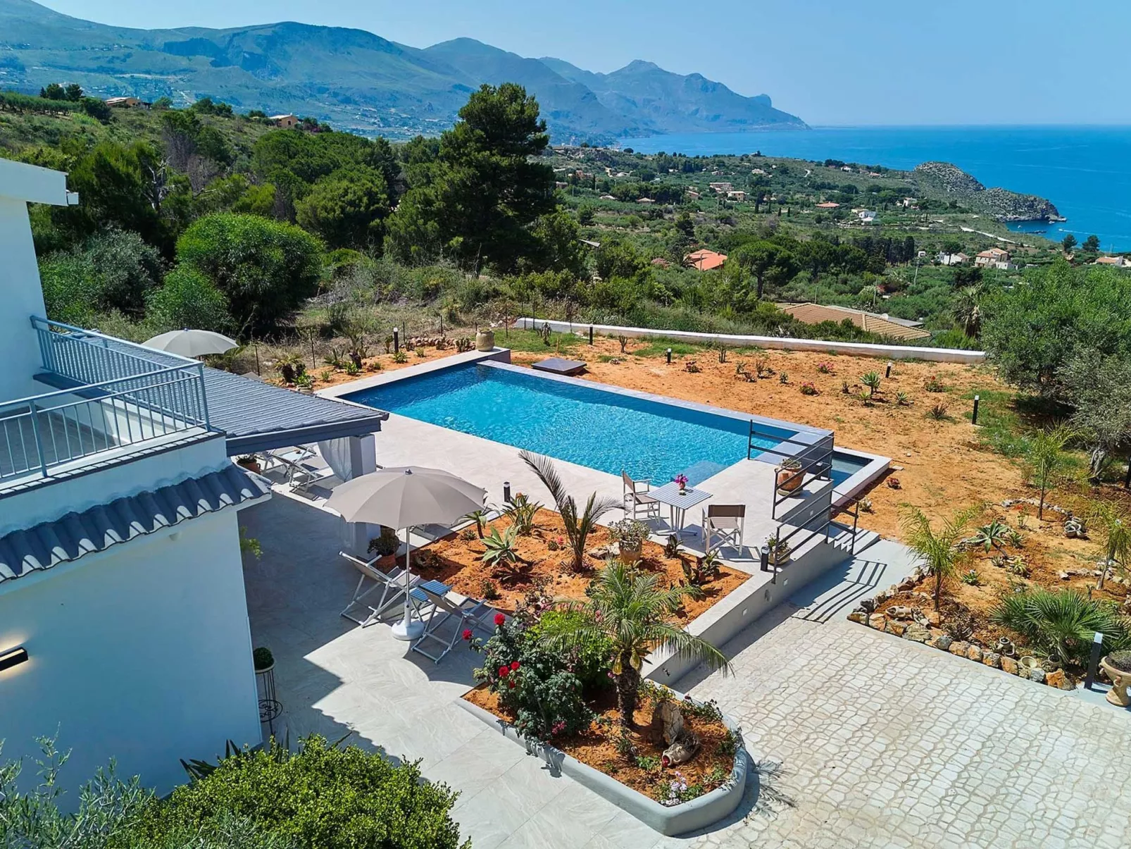 Charming Villa Antonella with pool and sea view - Binnen