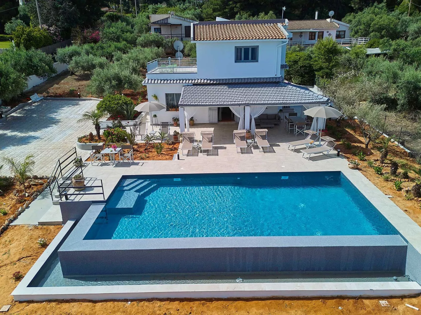 Charming Villa Antonella with pool and sea view - Binnen
