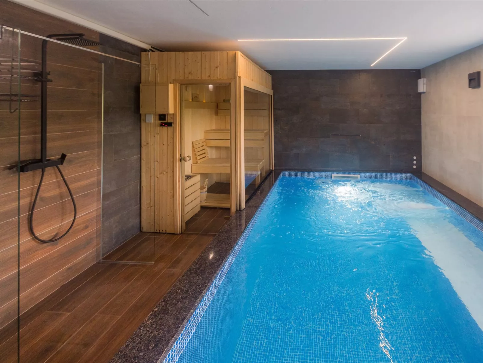 Riverside House Idila